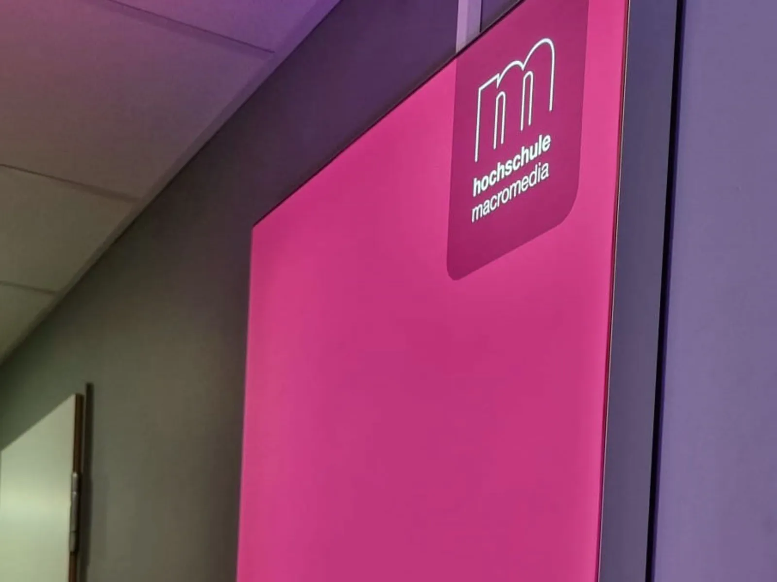 Aufschrift "hochschule macromedia" auf einer Wand