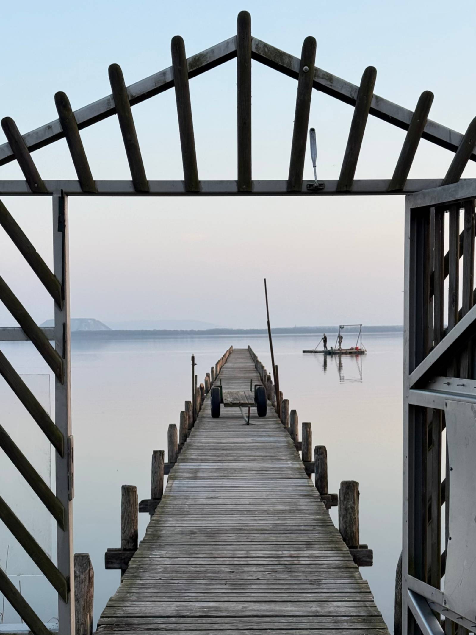 Blick &uuml;ber einen Steg am Steinhuder Meer