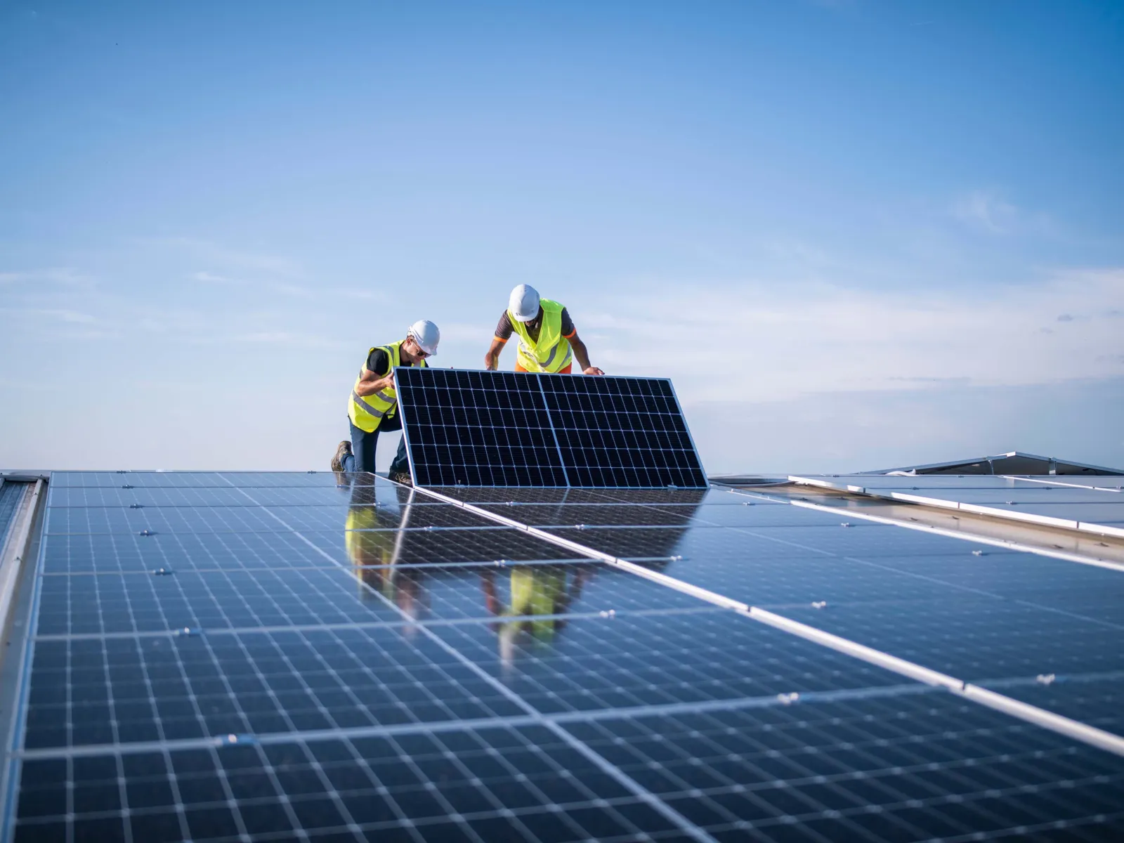 Eine Solaranlage, die von zwei Menschen montiert werden.