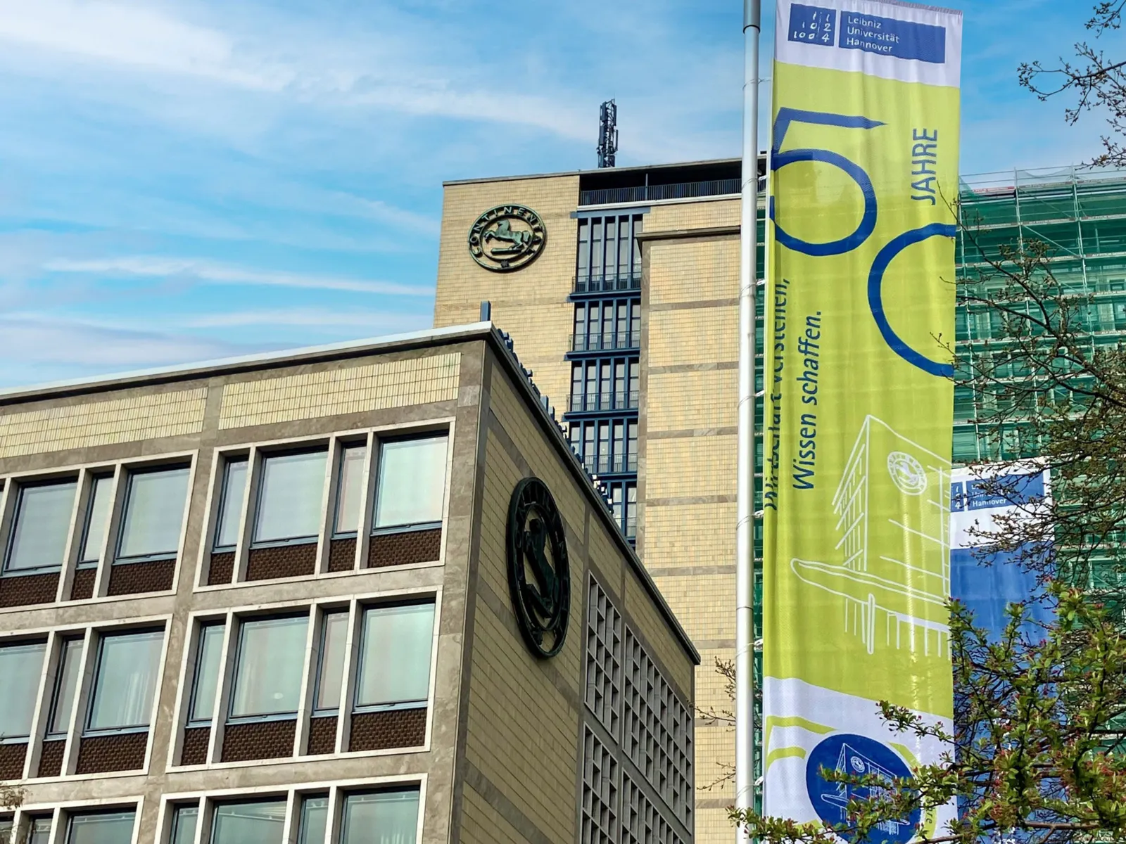 Gebäude mit Fahne davor