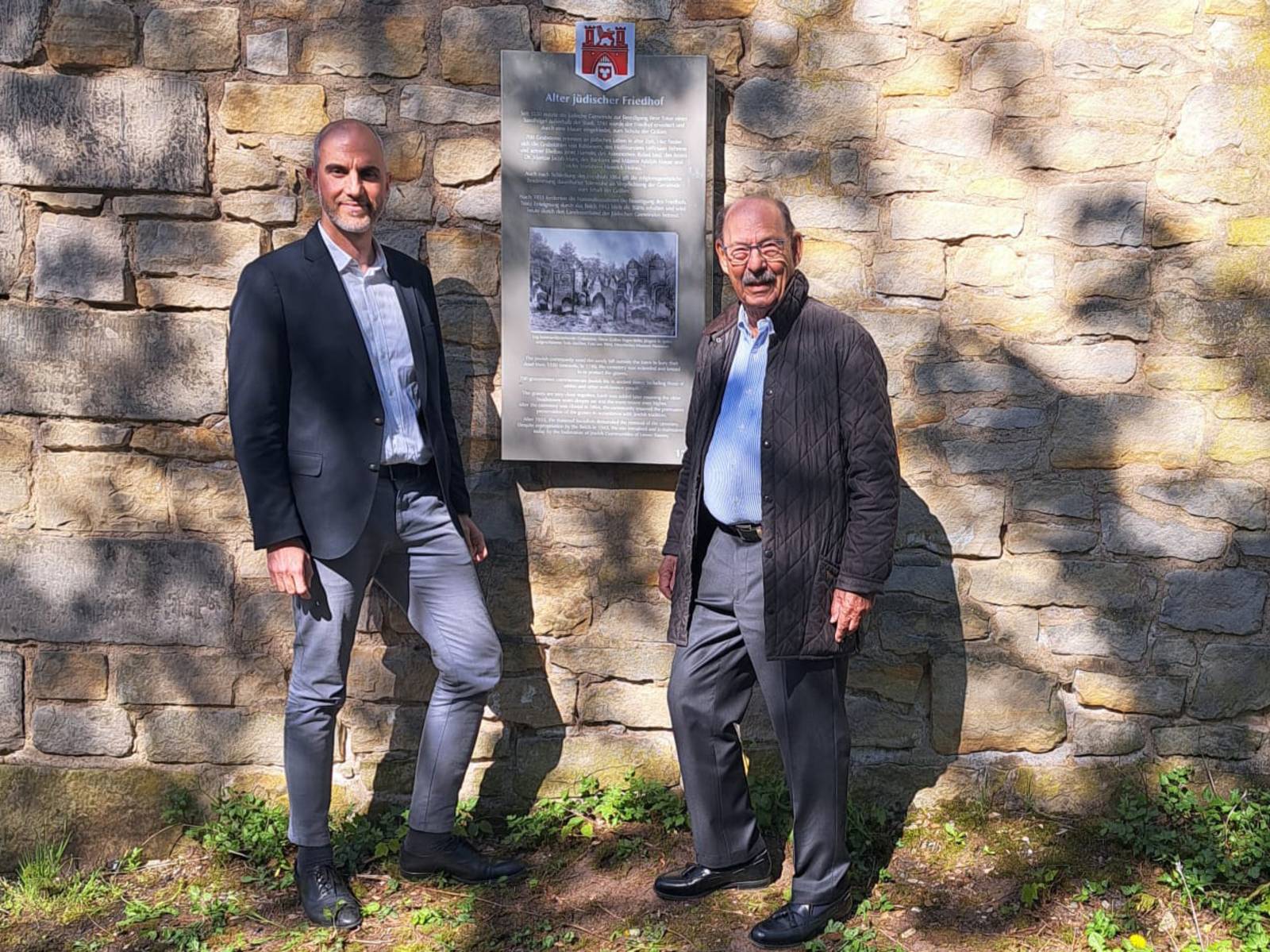 Zwei Männer auf einem Friedhof.