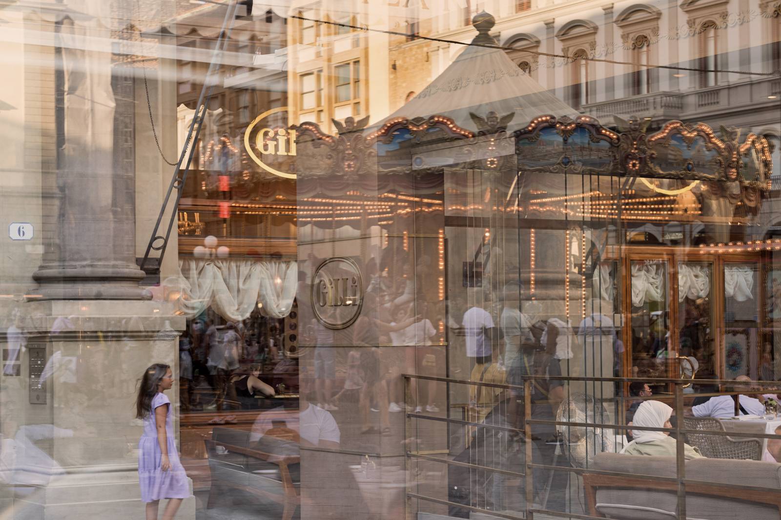 Zu sehen ist eine Fotografie von Franziska St&uuml;nkel einer Spiegelung in einem Schaufenster.