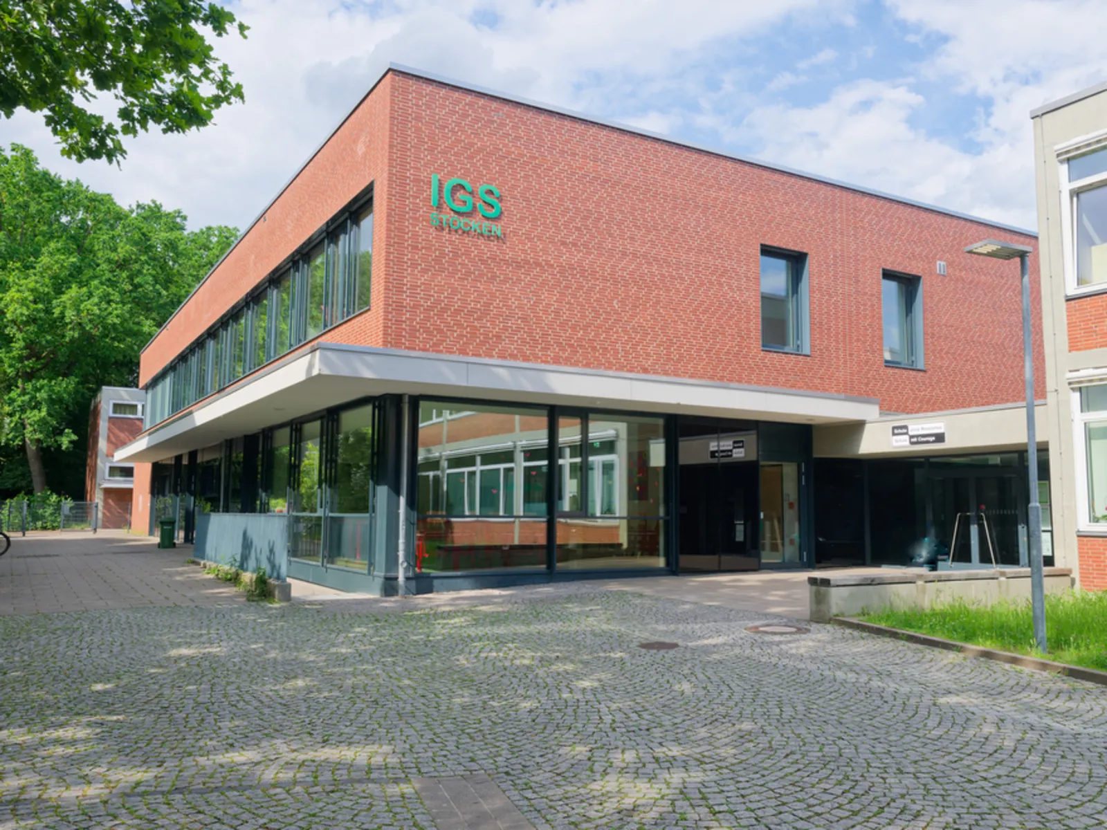 Foto der weiterführenden Schule IGS Stöcken, Haupteingang