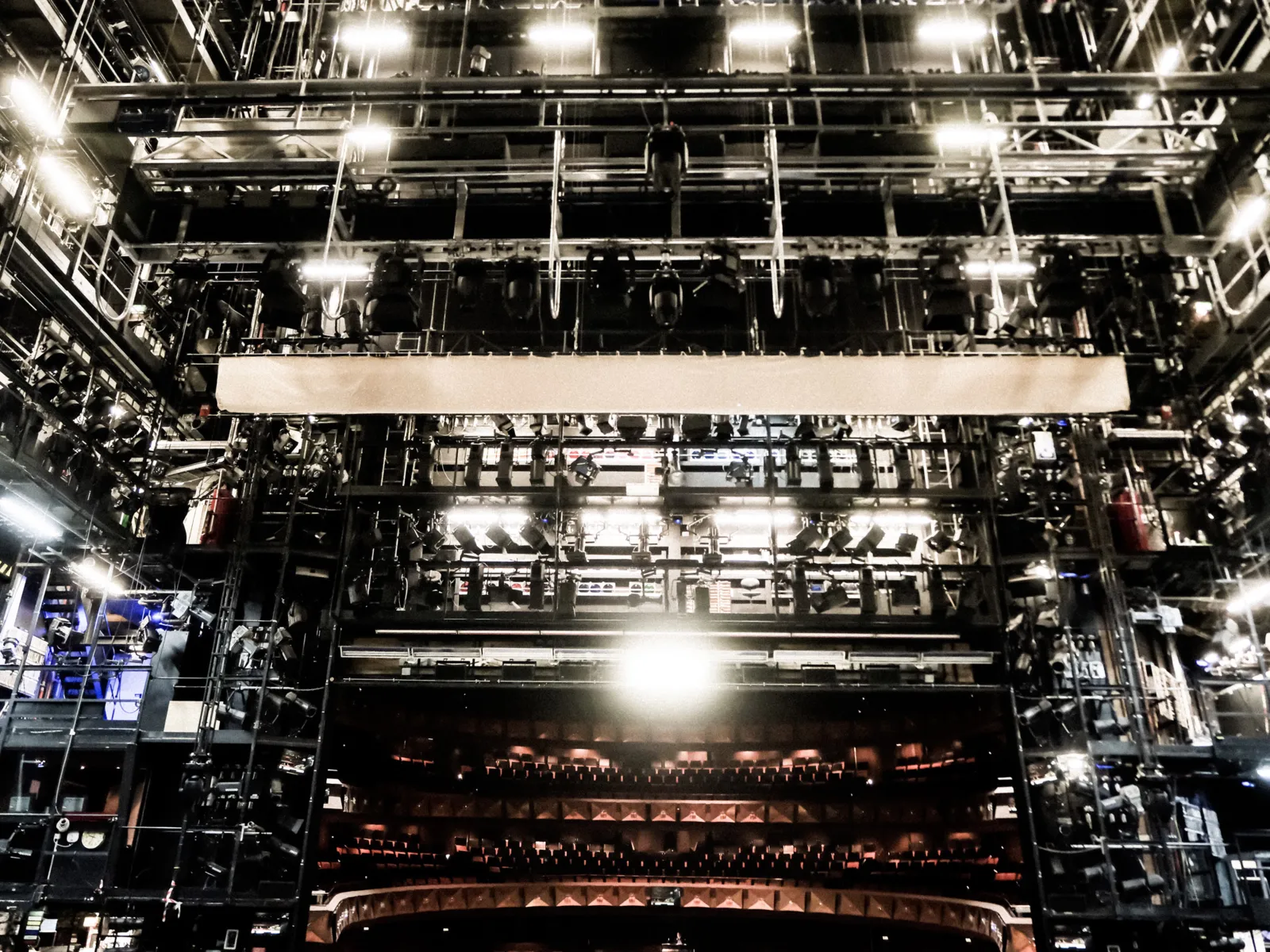Bühnentechnik im Opernhaus Hannover von der Bühne aus gesehen.