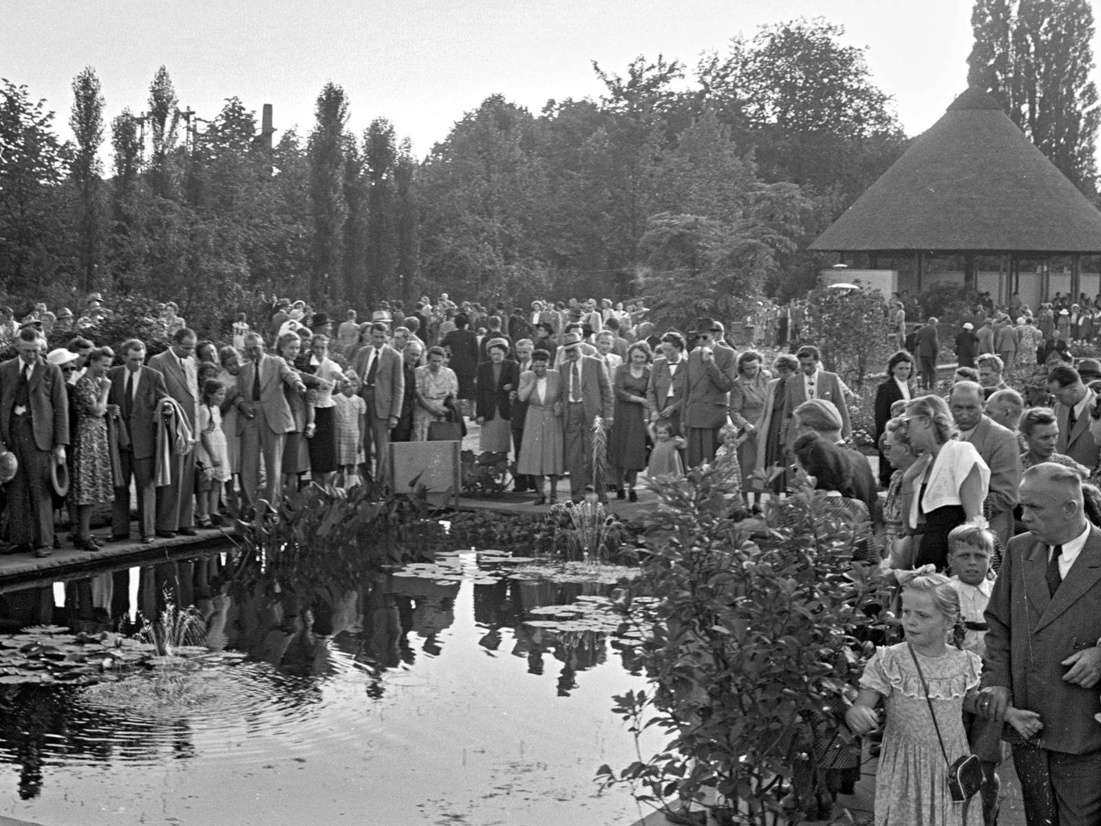 Ein historisches Bild, das Menschen bei der ersten Bundesgartenschau in Hannover zeigt.