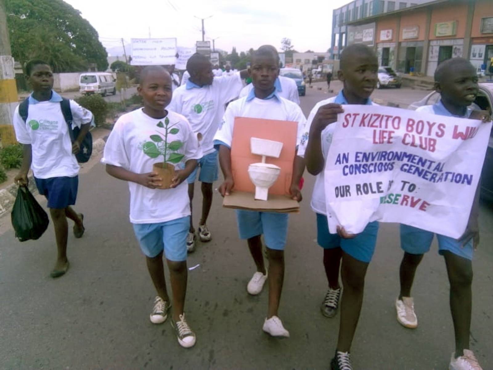 Schüler der St. Kizito Boys Primary School machen öffentlich auf das Thema Umweltschutz aufmerksam.