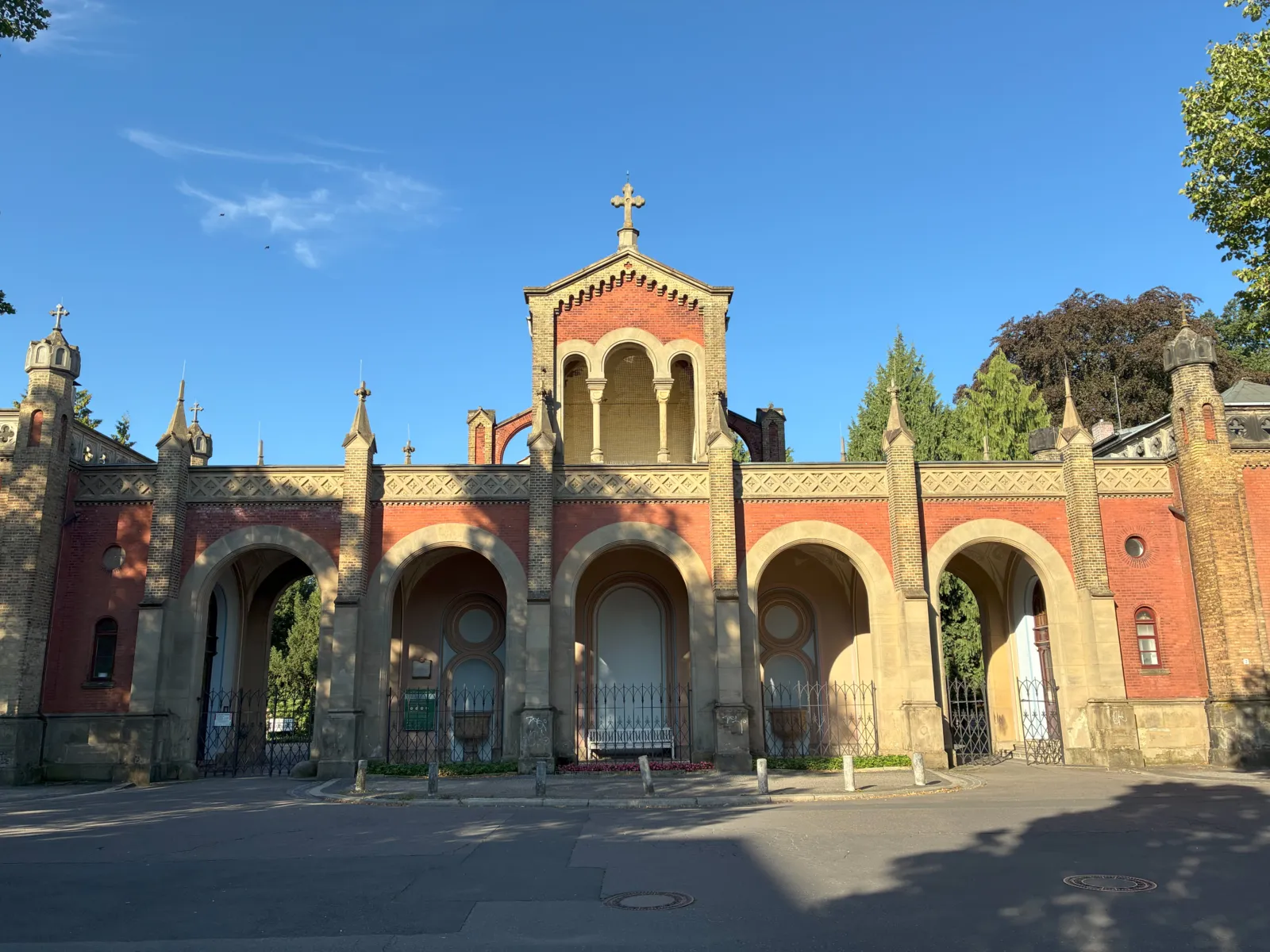 Der Eingang zu einem Friedhof.