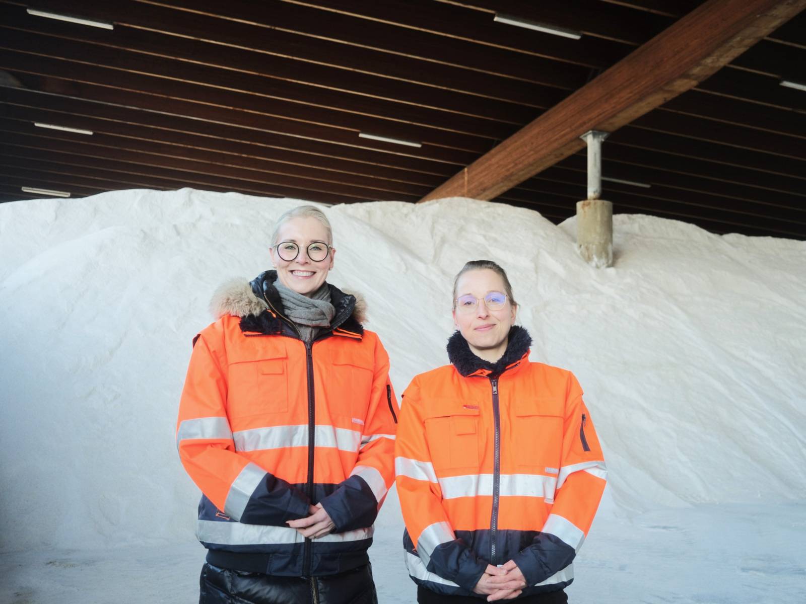 Zwei Frauen vor einem Salzberg