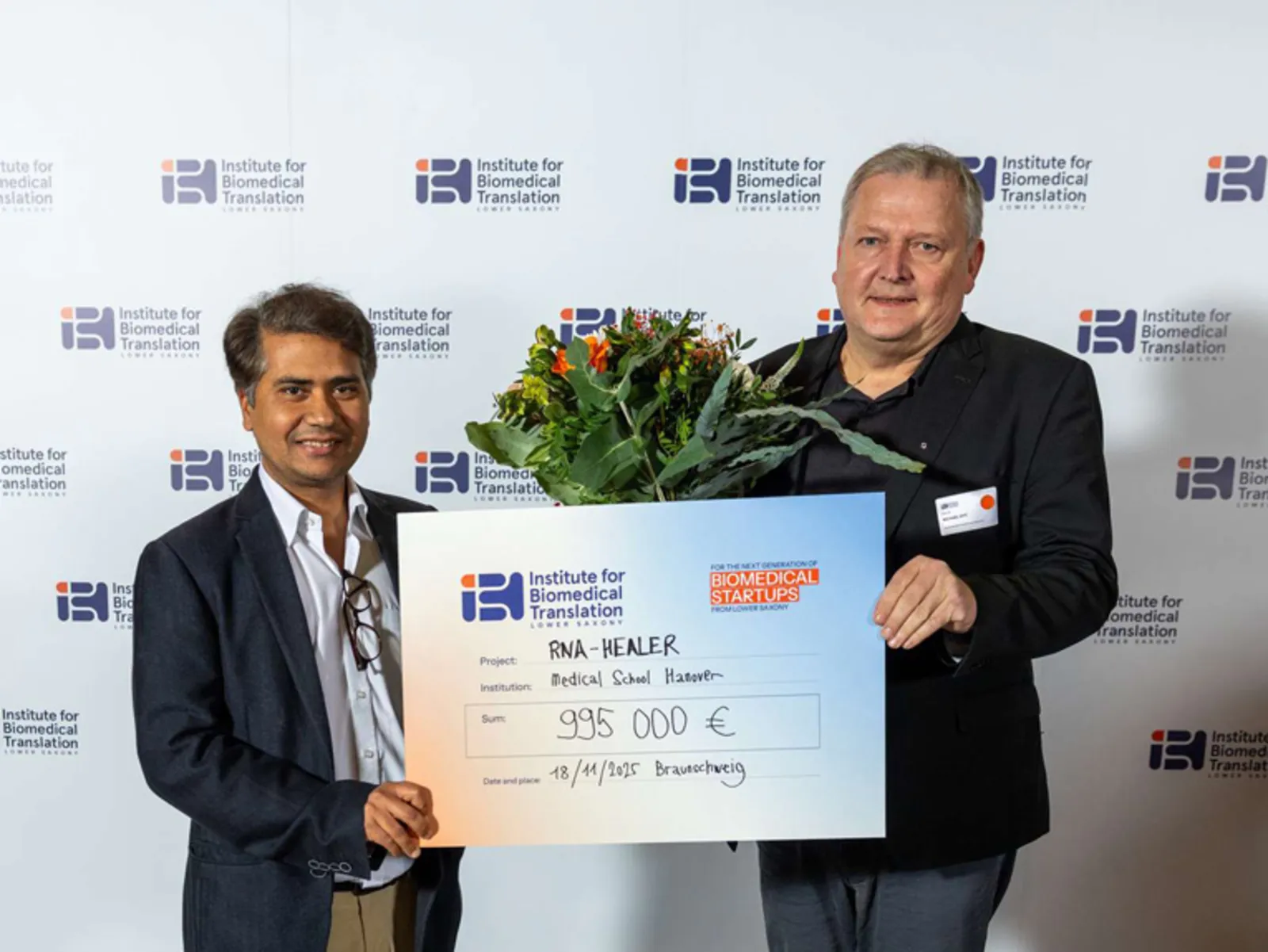 Professor Amar Deep Sharma und Professor Dr. Michael Ott von der MHH