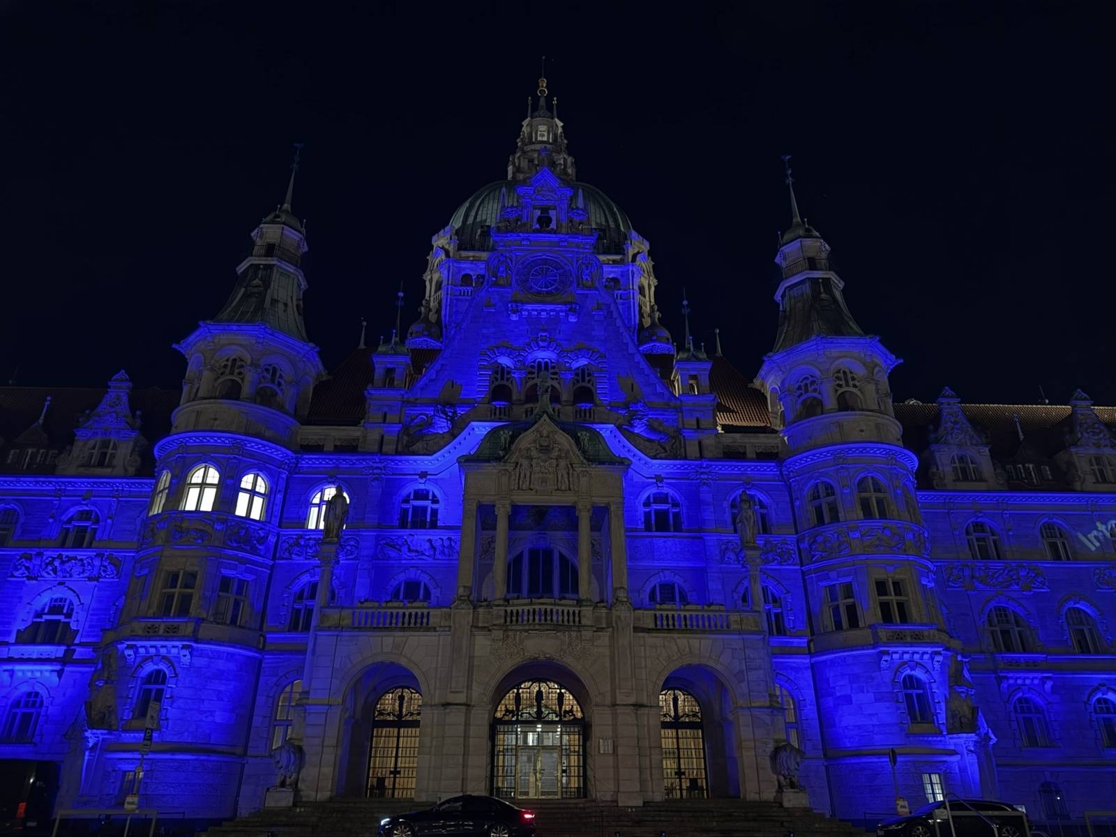 Am 20. November 2025 erstrahlte das Rathaus in Hannover anlässlich des Internationalen Tags der Kinderrechte in Blau.