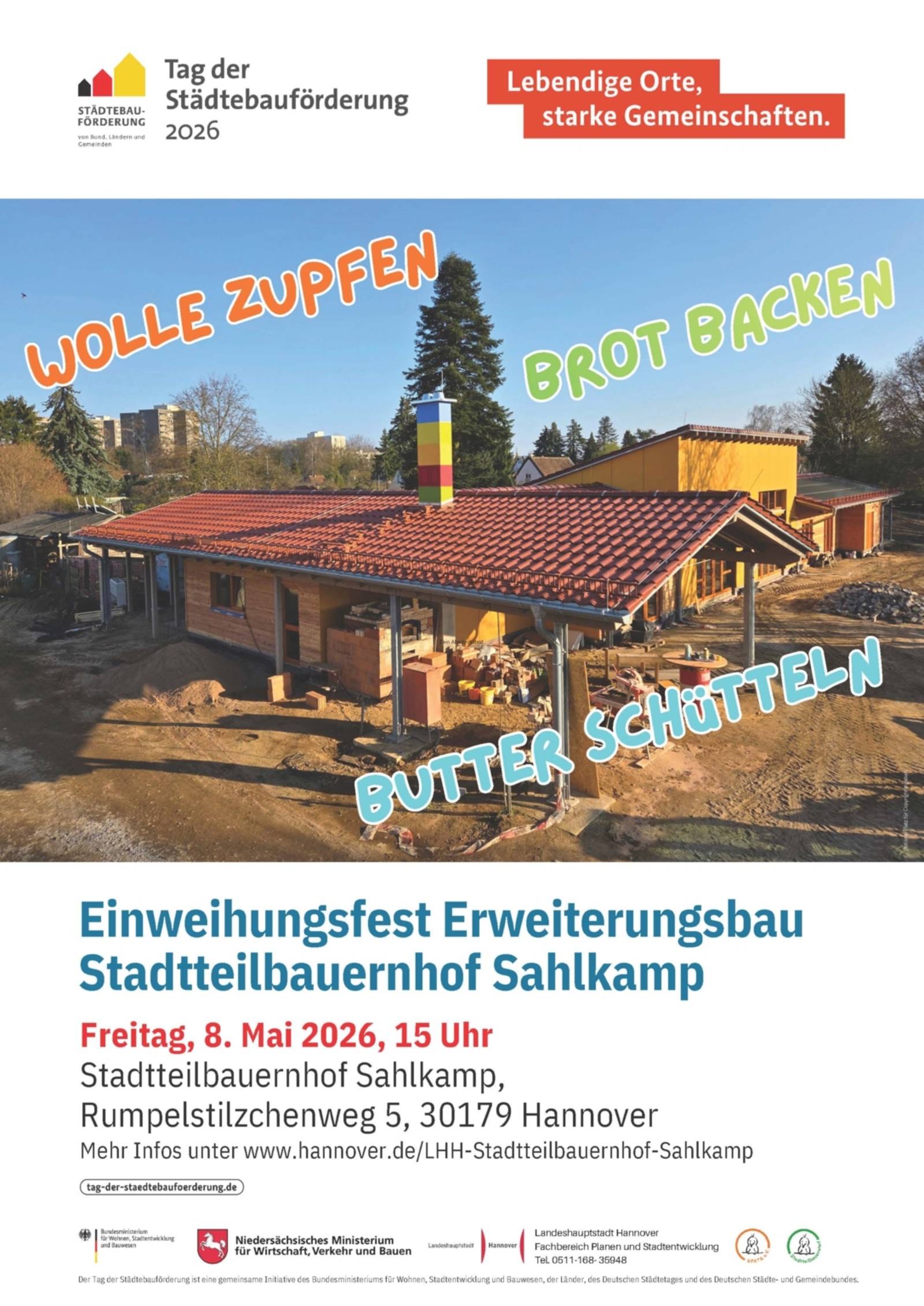Plakat mit einem Foto von einem flachen Geb&auml;ude, drum herum Baumaterialien. Oben ein Logo vom Tag der St&auml;dtebauf&ouml;rderung. Der Haupttext: Eineihungsfest Erweiterungsbau Stadtteilbauernhof Sahlkamp, Freitag, 8. Mai 2025, 15 Uhr.