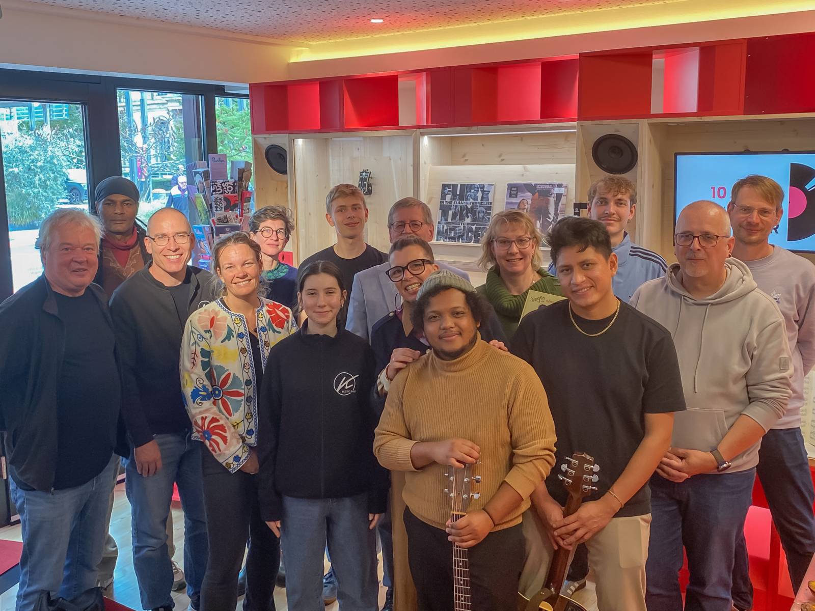 Eine Gruppe von Menschen steht in einem kleinen Raum.