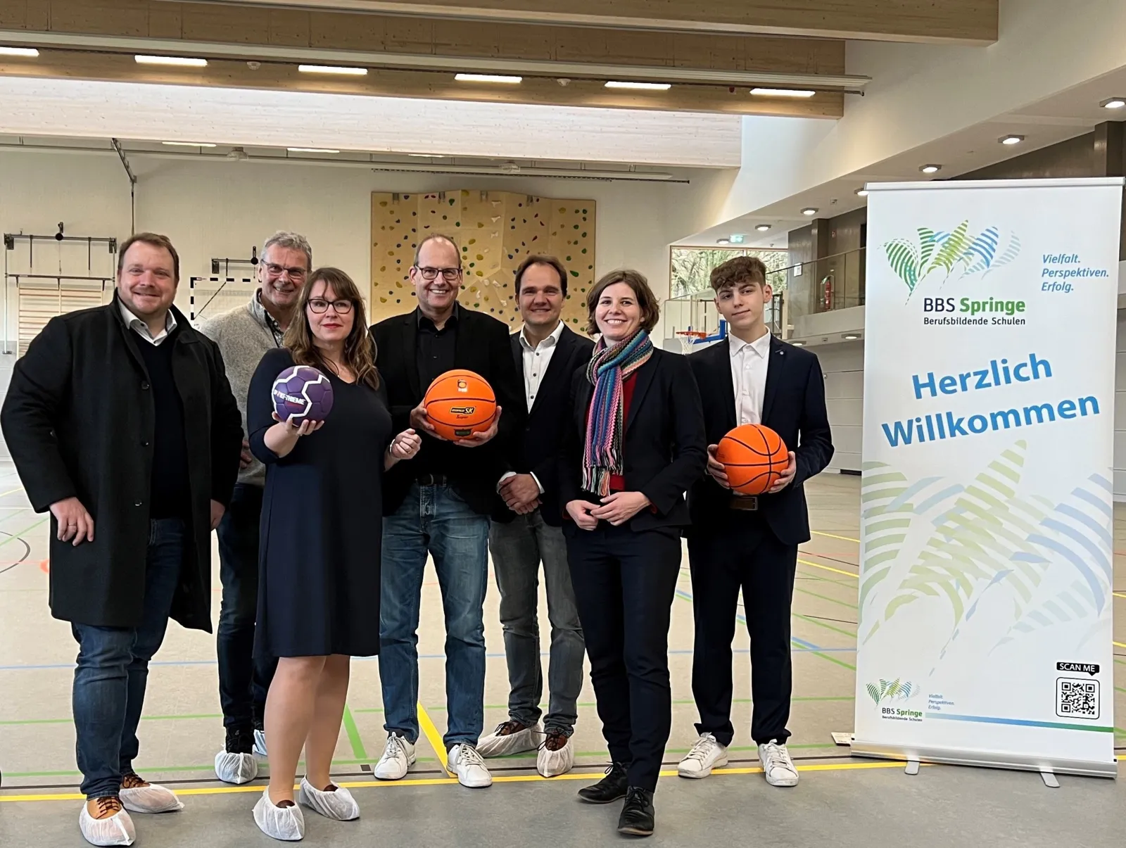 Gruppe von Personen in einer Turnhalle