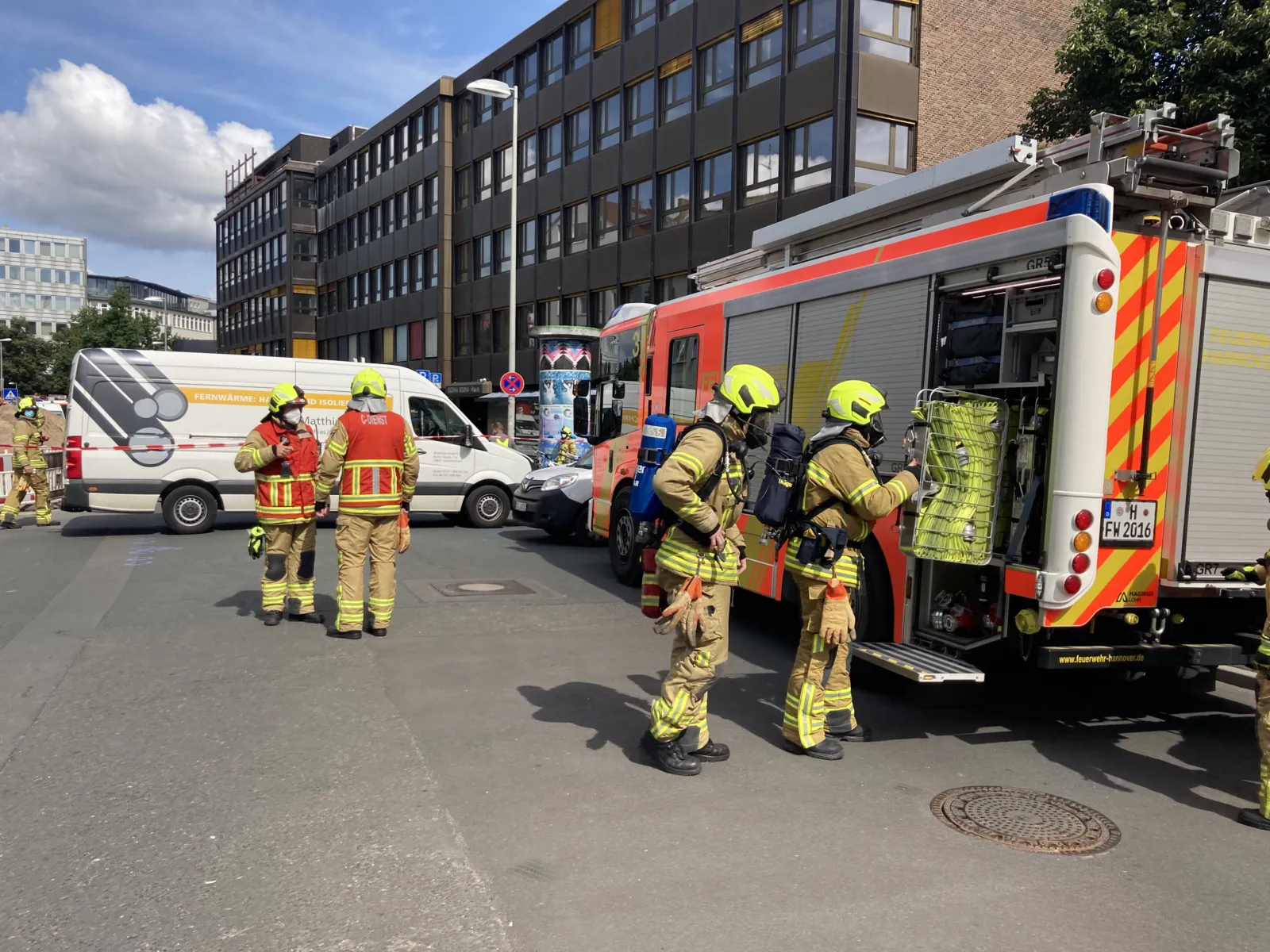 Feuerwehrleute und ein Feuerwehrauto