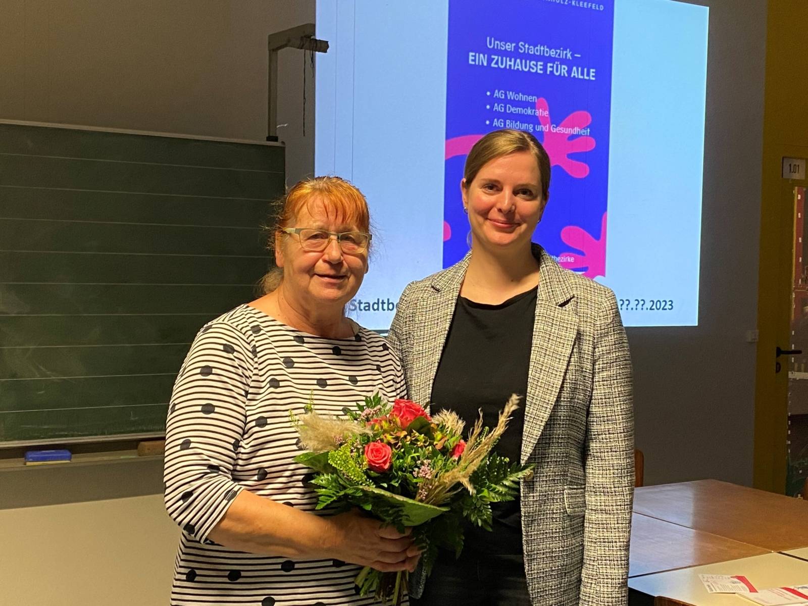 Petra Pfahl-Scholz, Repräsentantin des Präventionsrates, erhält von Ann-Kathrin Meyer, stellv. Leiterin der Polizeistation Kleefeld für ihr Engagement zum Dank einen Blumenstrauß.