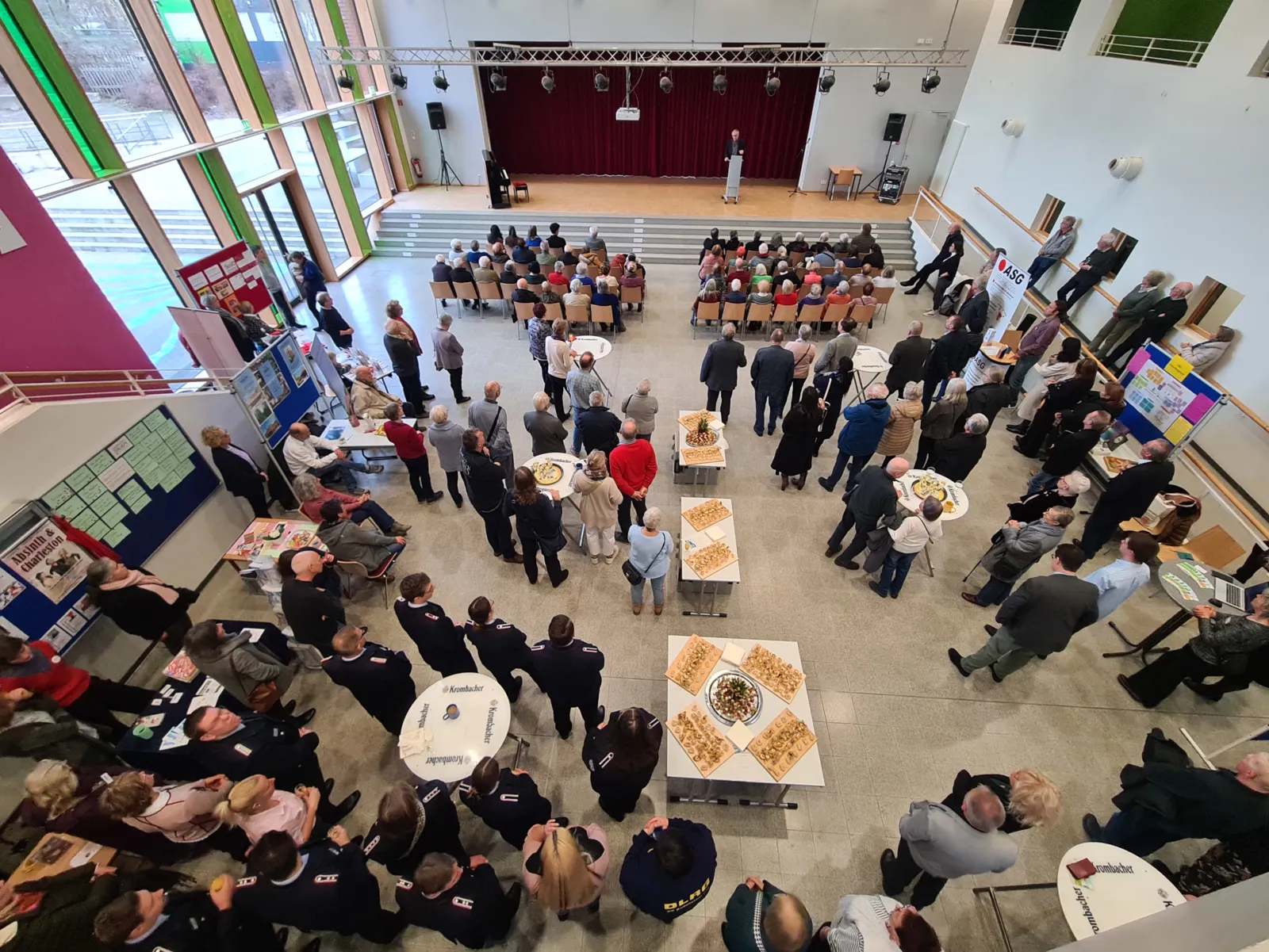Auf dem Bild ist der Neujahrsempfang von Ahlem-Badenstedt-Davenstedt von Oben zu sehen.