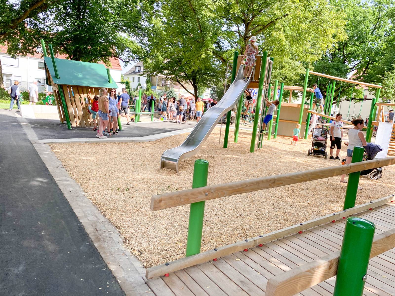 Menschen auf einem Spielplatz.