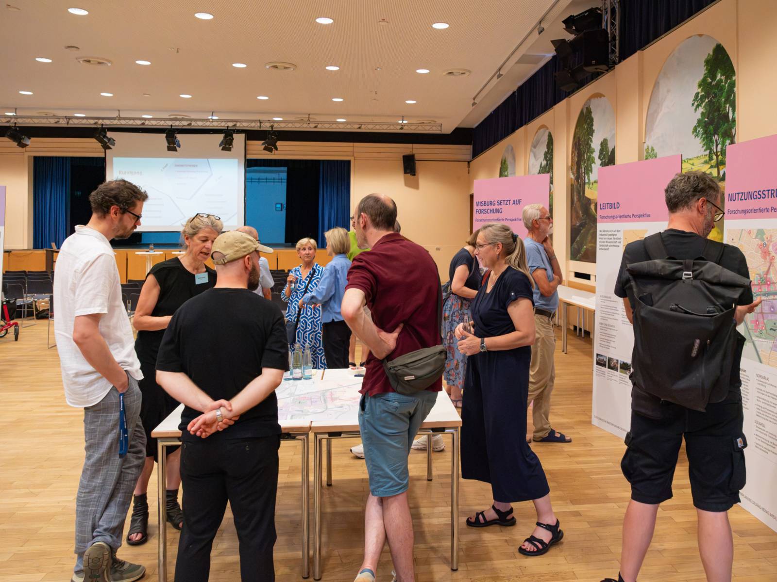 Menschen bei einer Beteiligungsveranstaltung.