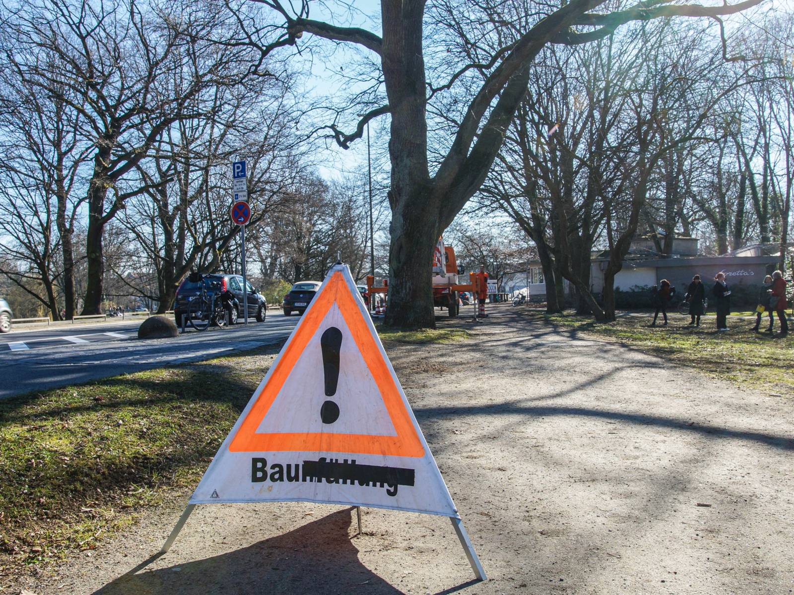 Schild mit der Aufschrift "Baumfällung" auf einem Weg.
