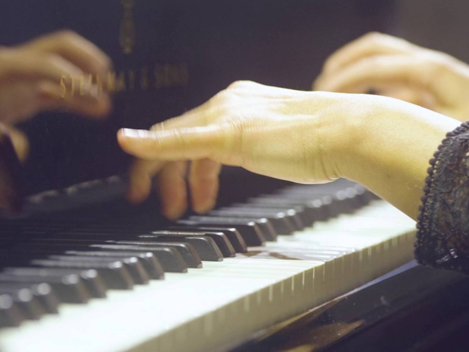 Klavierspielende Hände