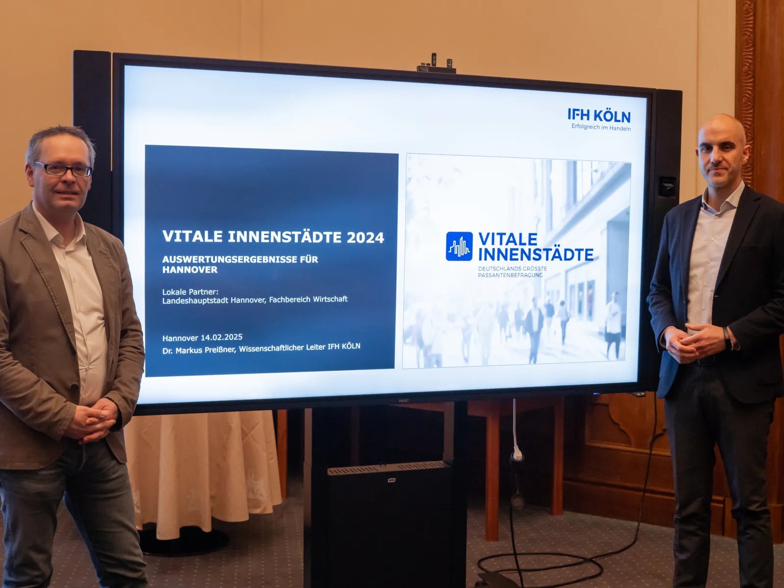 Zwei Männer vor einem Monitor.