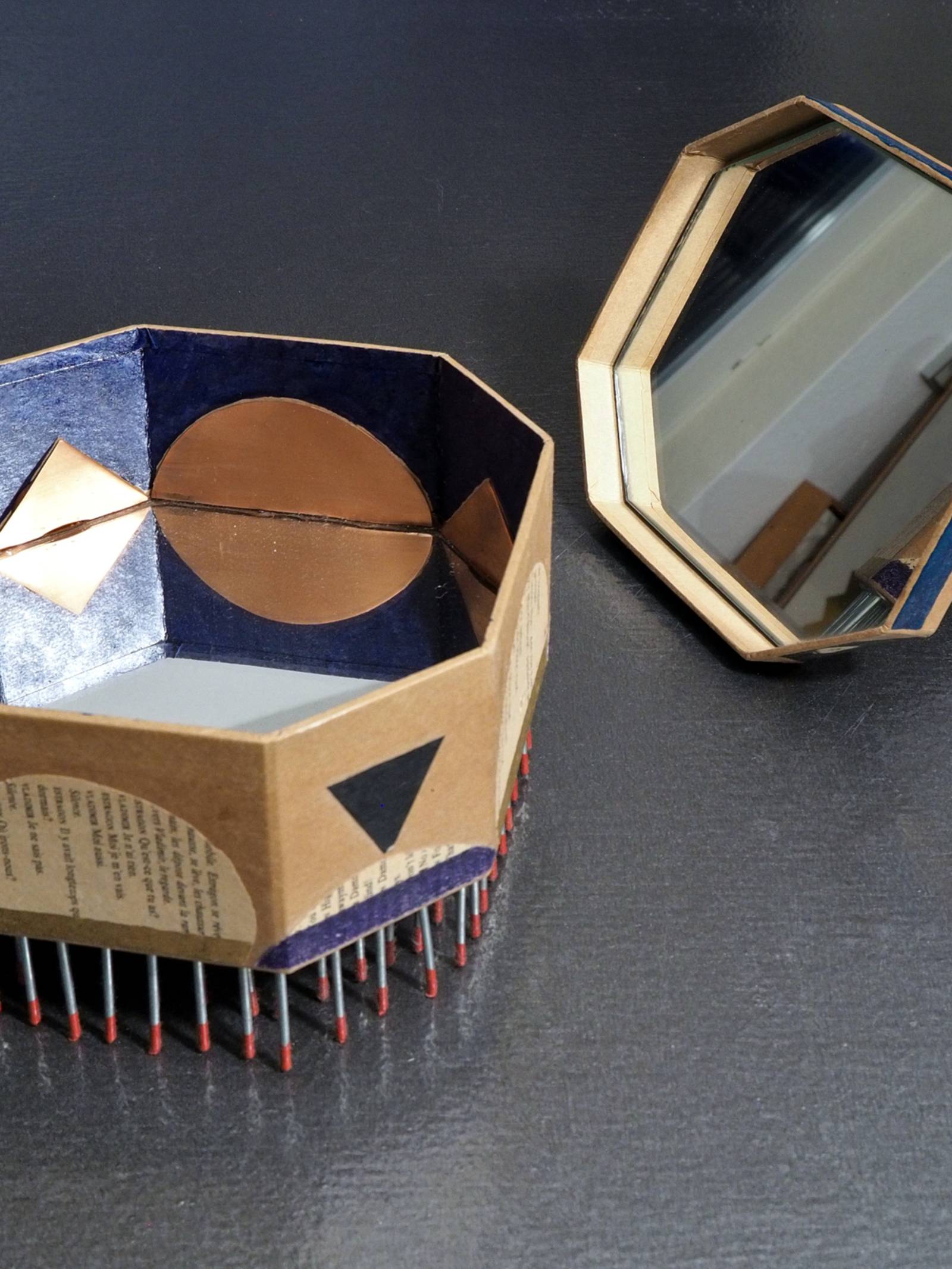 Werk von Jürgen Friede: Zweiteiliges Objekt mit daneben liegendem Deckel. In beiden Hälften ist jeweils ein Spiegel.