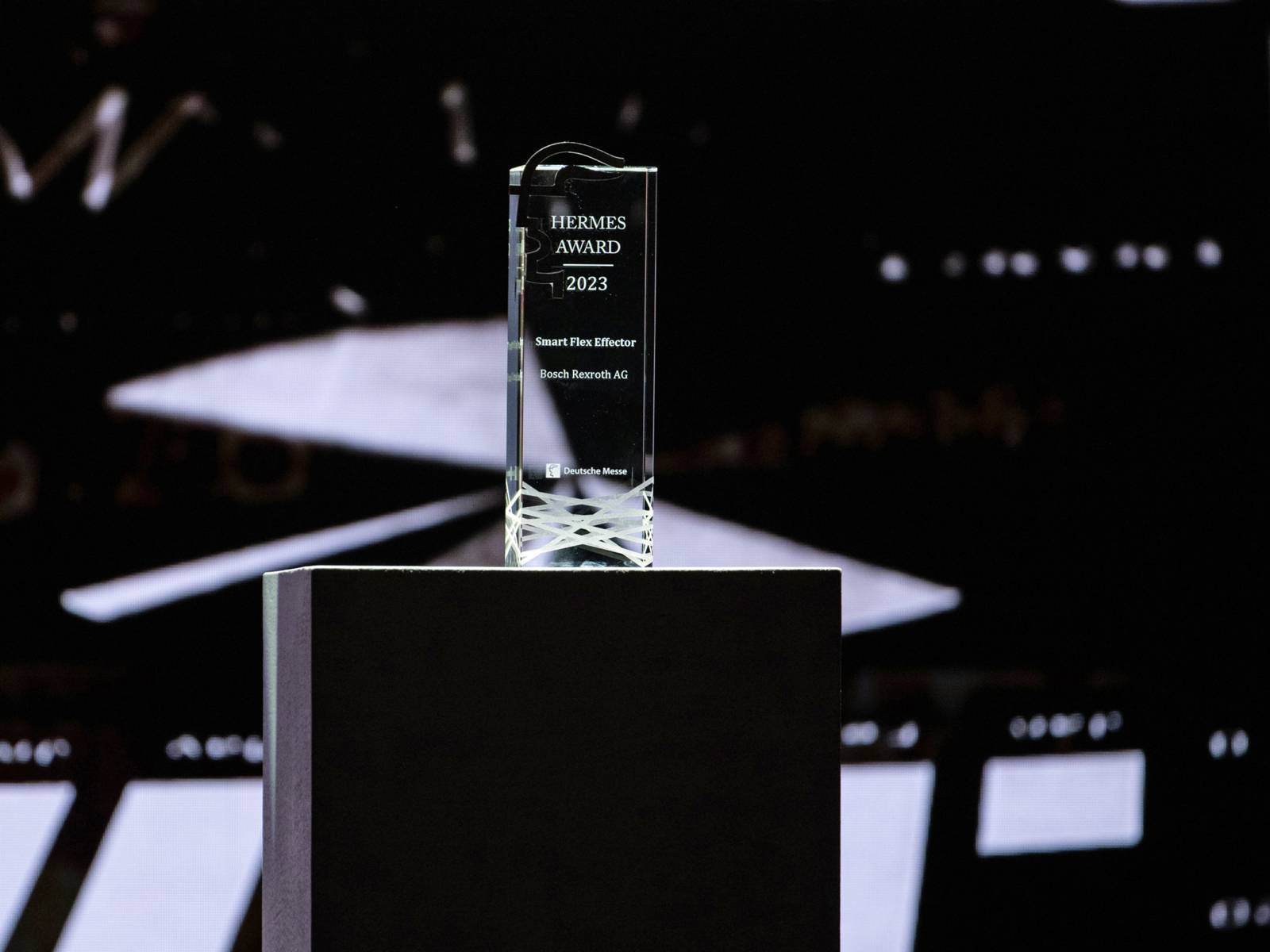 Gegenstand aus Glas mit der Aufschrift "Hermes Award 2023"