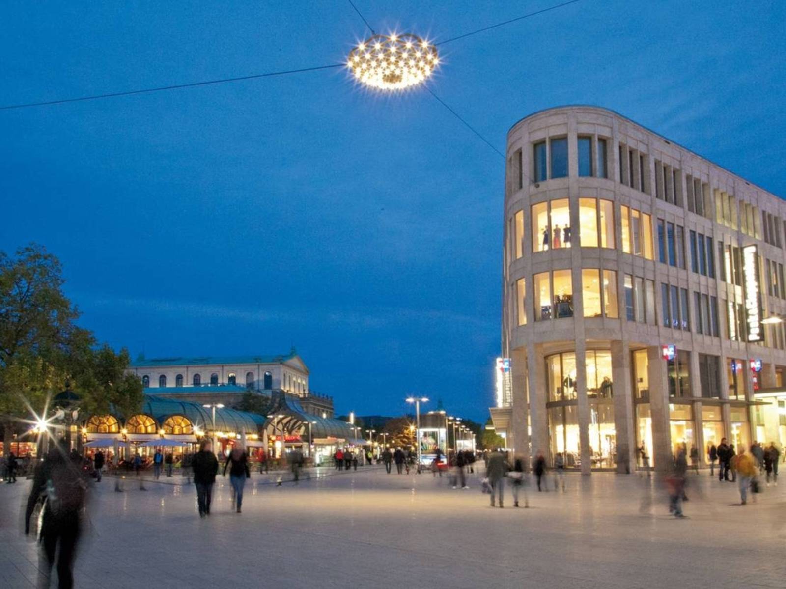Blick auf den abendlich illuminierten Kröpcke in Hannovers Innenstadt.