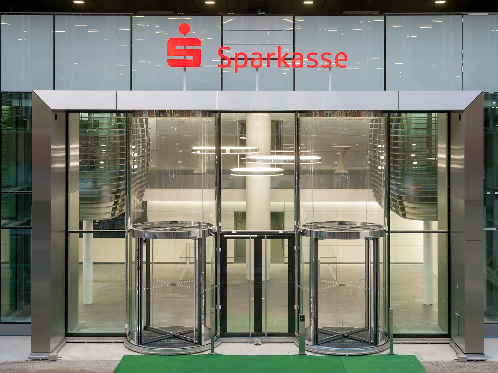 Gläsener Eingang mit Schriftzug "Sparkasse"