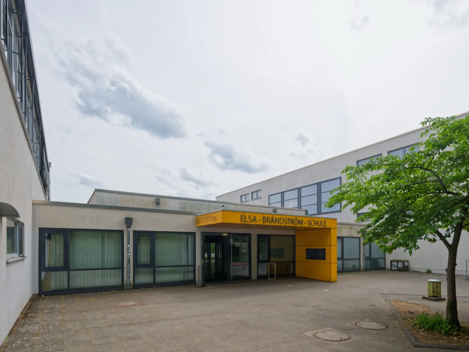 Foto der weiterführenden Schule Gymnasium Elsa-Brändström-Schule, Haupteingang