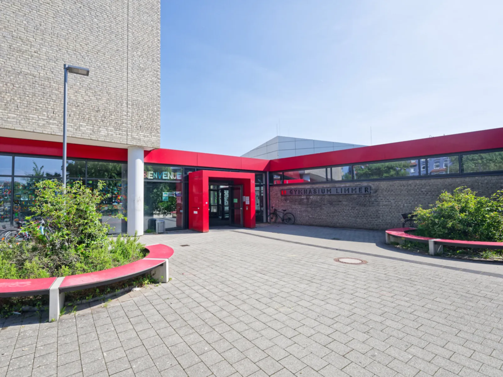 Foto der weiterführenden Schule Gymnasium Limmer, Haupteingang.