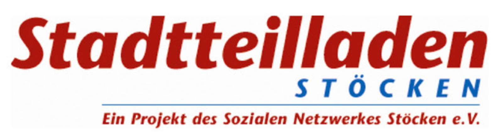 Auf dem Bild ist ein Schriftzug zu sehen. Der Schriftzug heißt "Stadtteilladen Stöcken". Ein Projekt des Sozialen Netzwerks Stöcken e.V.
