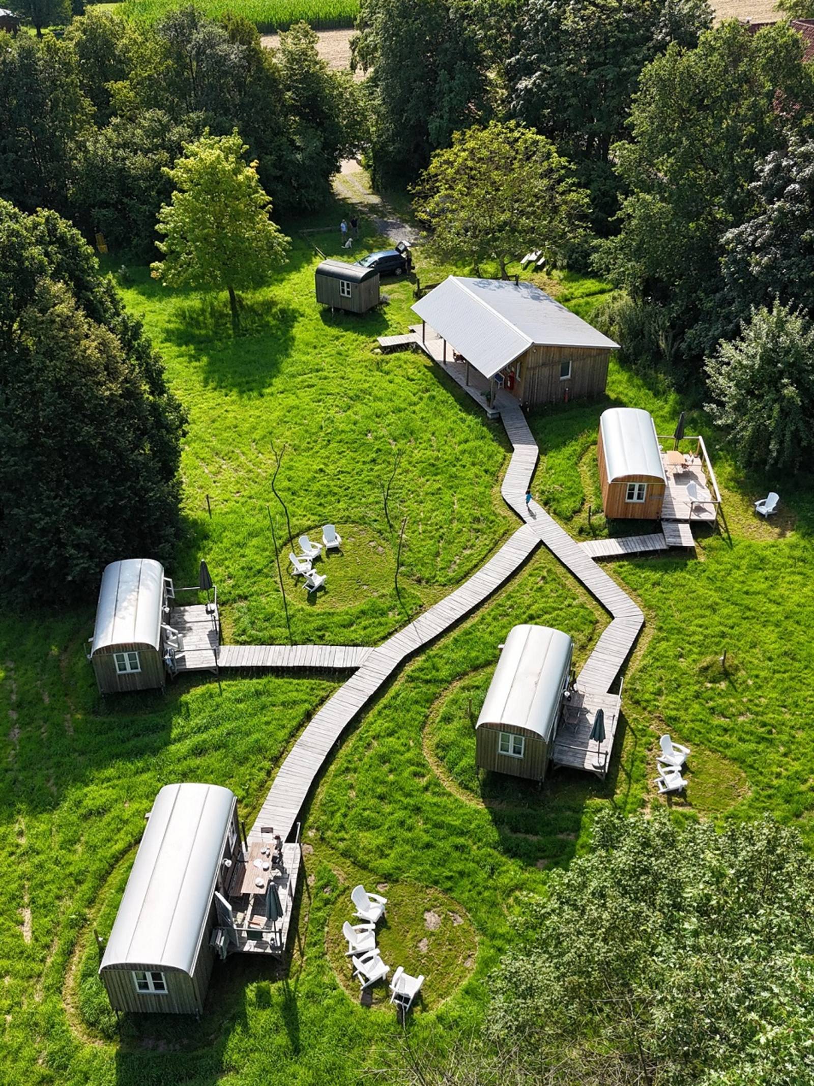 Blick aus der Luft auf das Bauwagencamp