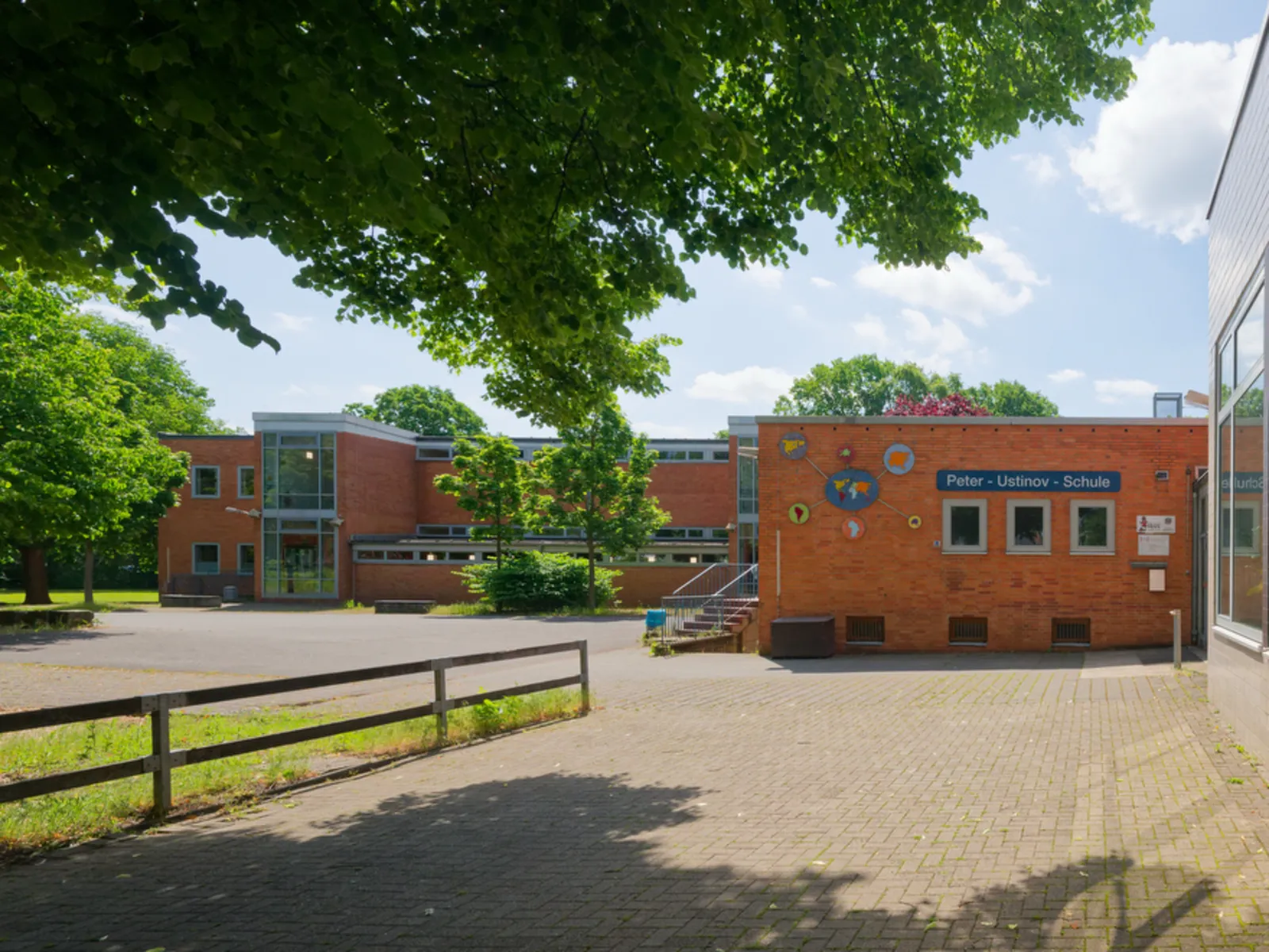 Foto der weiterführenden Schule OBS Peter-Ustinov-Schule, Haupteingang