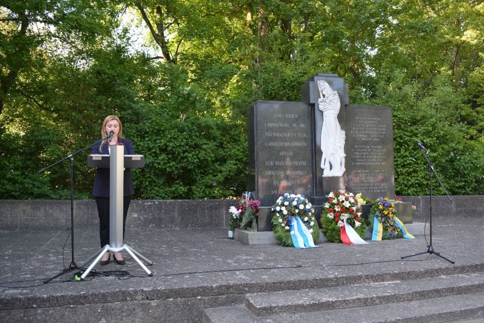 Generalkonsulin der Ukraine Dr. Iryna Tybinka spricht am „Tage der Befreiung“ in Hannover auf dem Ehrenfriedhof am Maschsee.