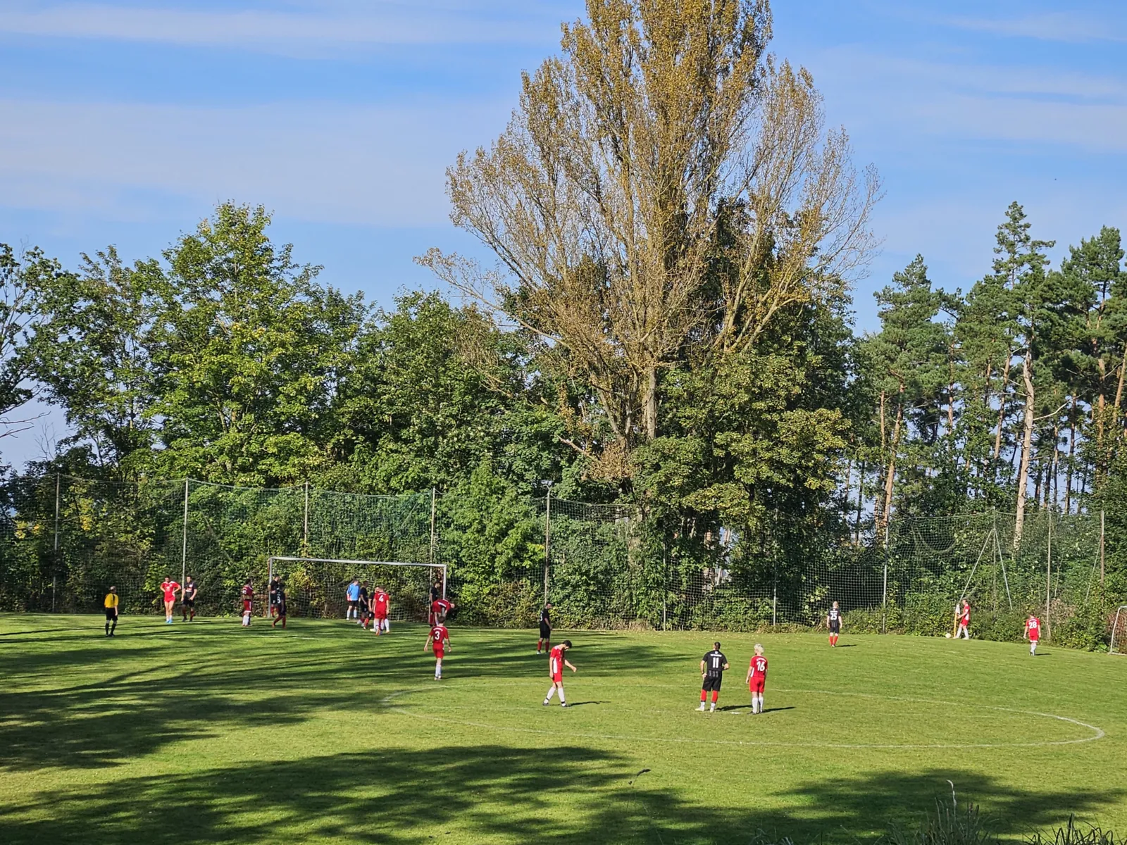 Fu&szlig;ballspieler auf einem Rasenplatz
