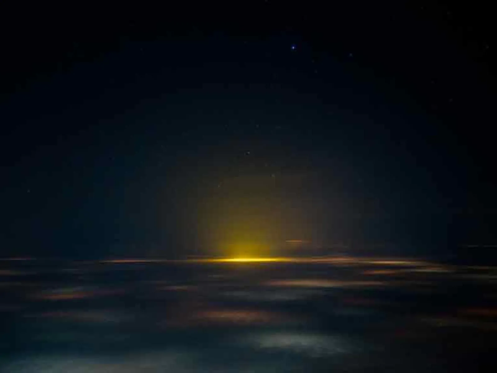 Blick aus dem Flugzeugfenster auf dem Weg nach Tomsk.