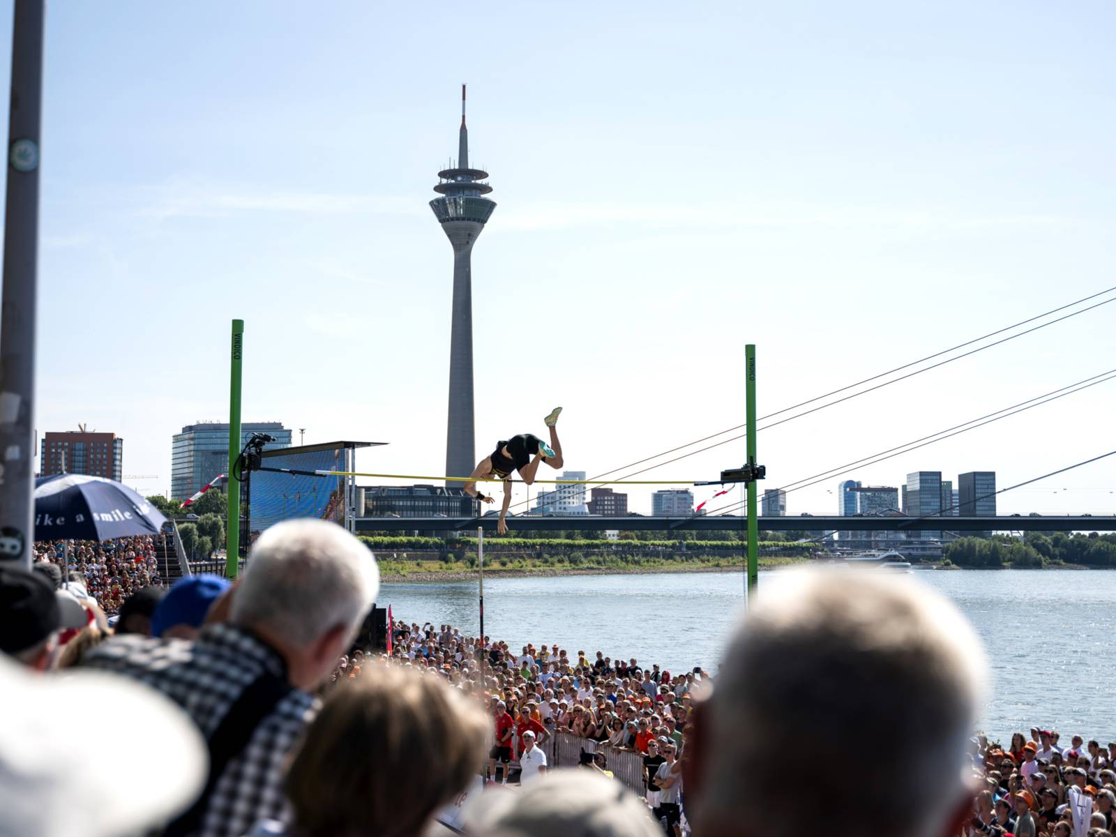 Stabhochsprungwettbewerb bei den Finals 2023 am Rheinufer in Düsseldorf