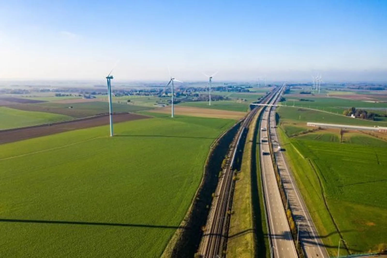 Landschaft mit Autos und Bahnschienen