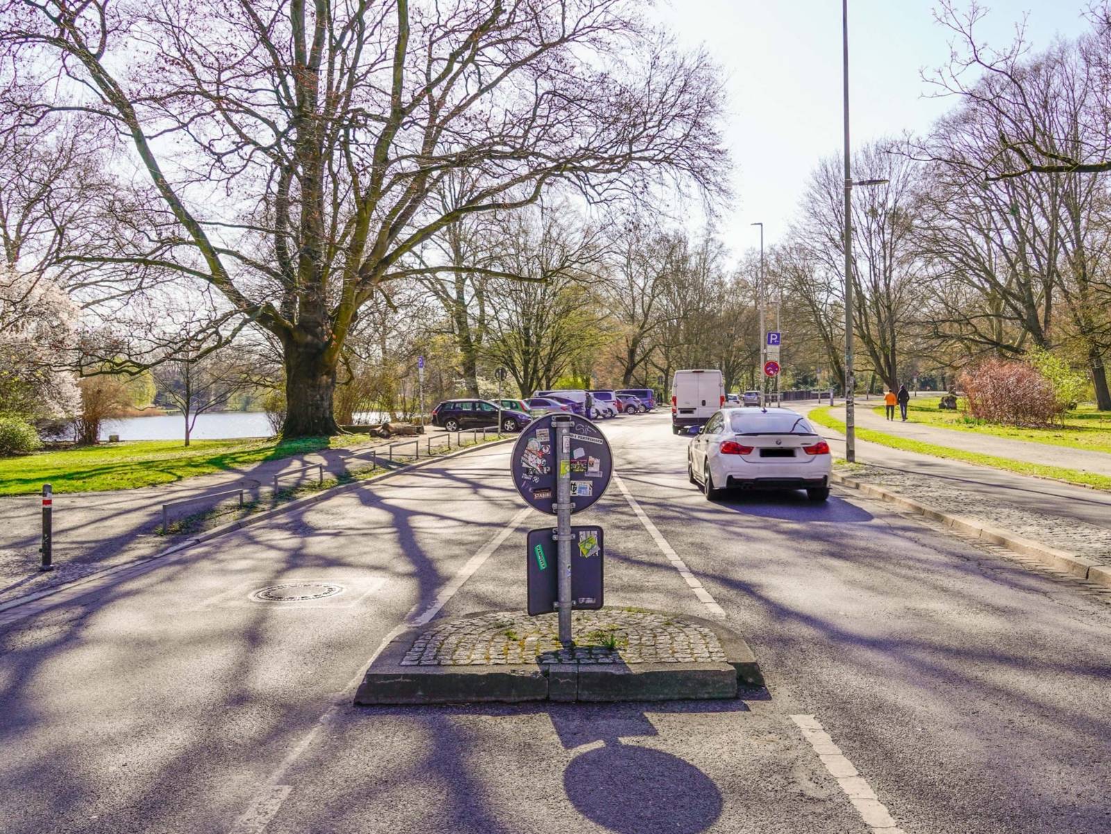 Eine befahrene Straße. Drumherum Grün.