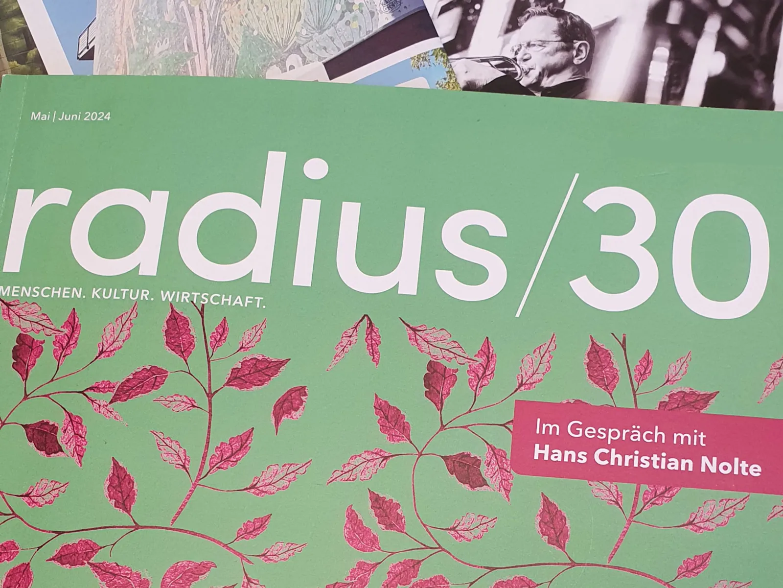 Das Bild zeigt die Mai/Juni-Ausgabe aus dem Jahr 2024 des hann&ouml;verschen Magazins radius/30.