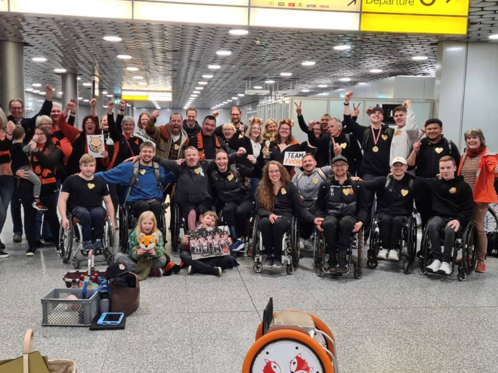 Die Rollstuhl-Basketballer von Hannover United feiern am Airport Hannover mit Fans den Premieren-Titel