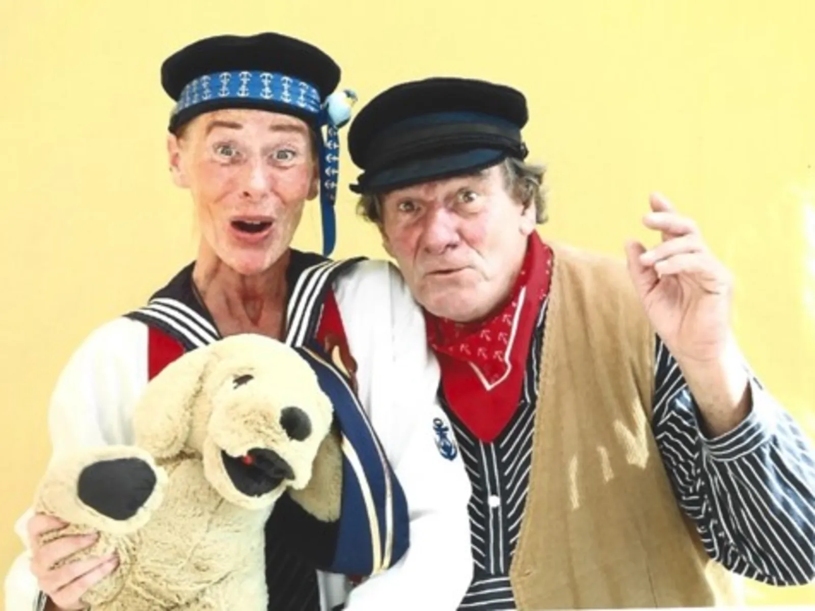 Zwei maritim verkleidete Personen mit einem Plüschhund