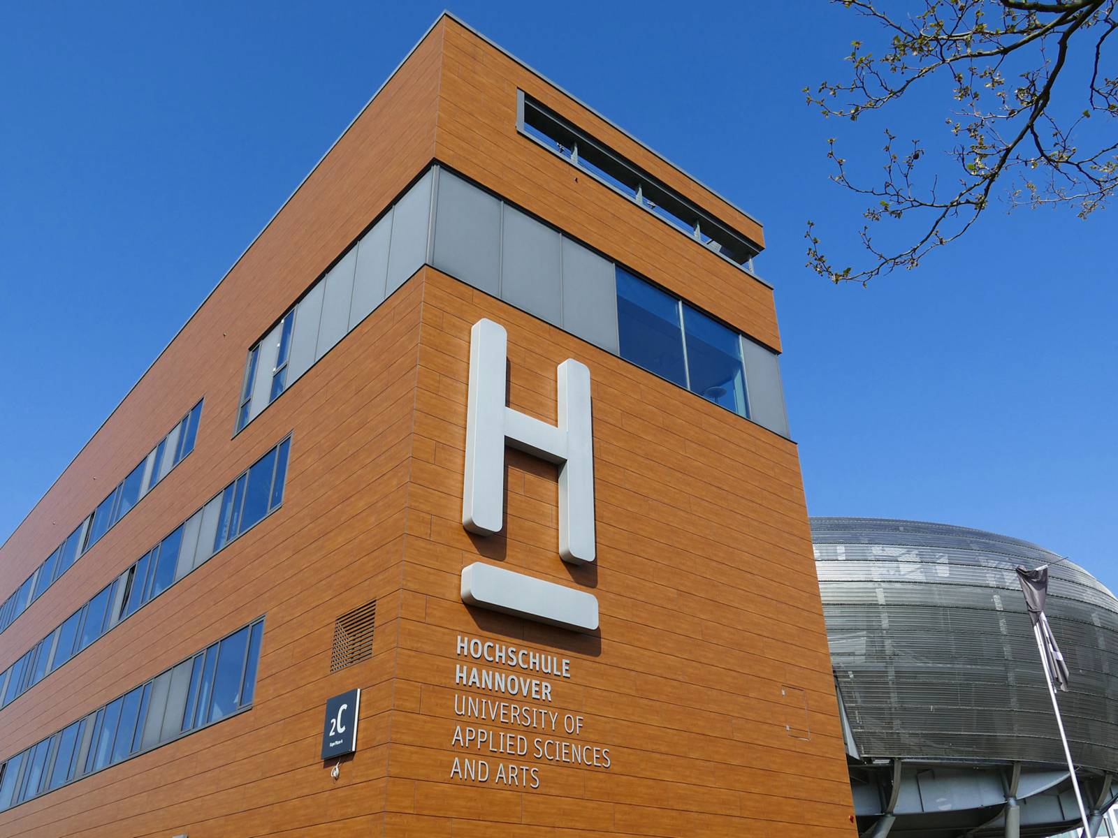 Gebäude mit der Aufschrift "Hochschule Hannover University of Applied Sciences and Arts"