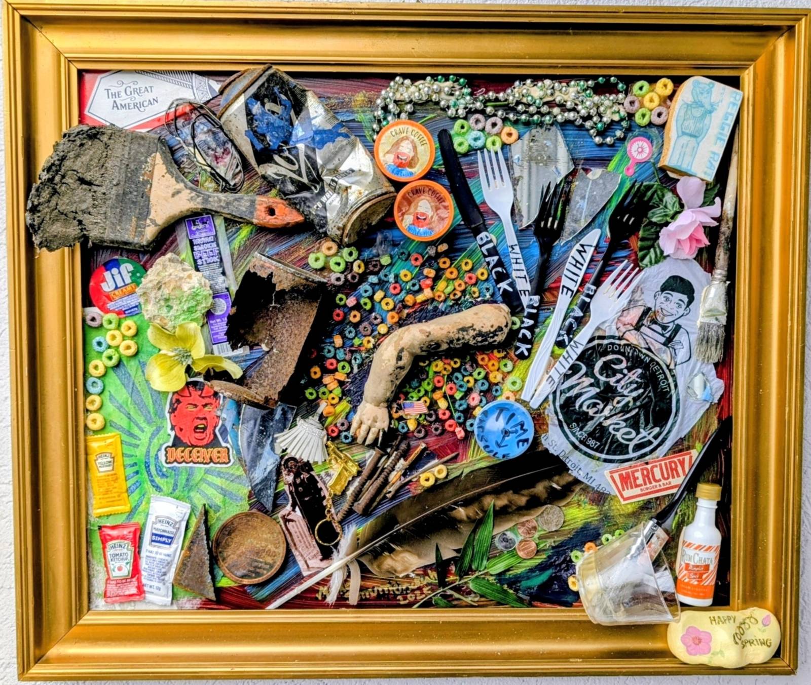 Zu sehen ist eine Collage von Marion Sommerschuh aus Gegenst&auml;nden, die in einem goldenen Rahmen eingefasst sind.