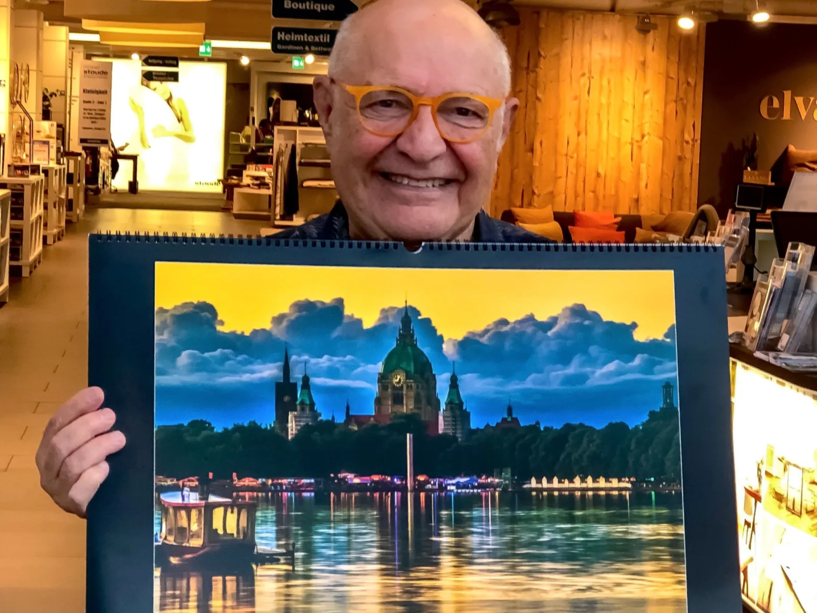 Hassan Mahramzadeh präsentiert seinen Foto-Kalender.