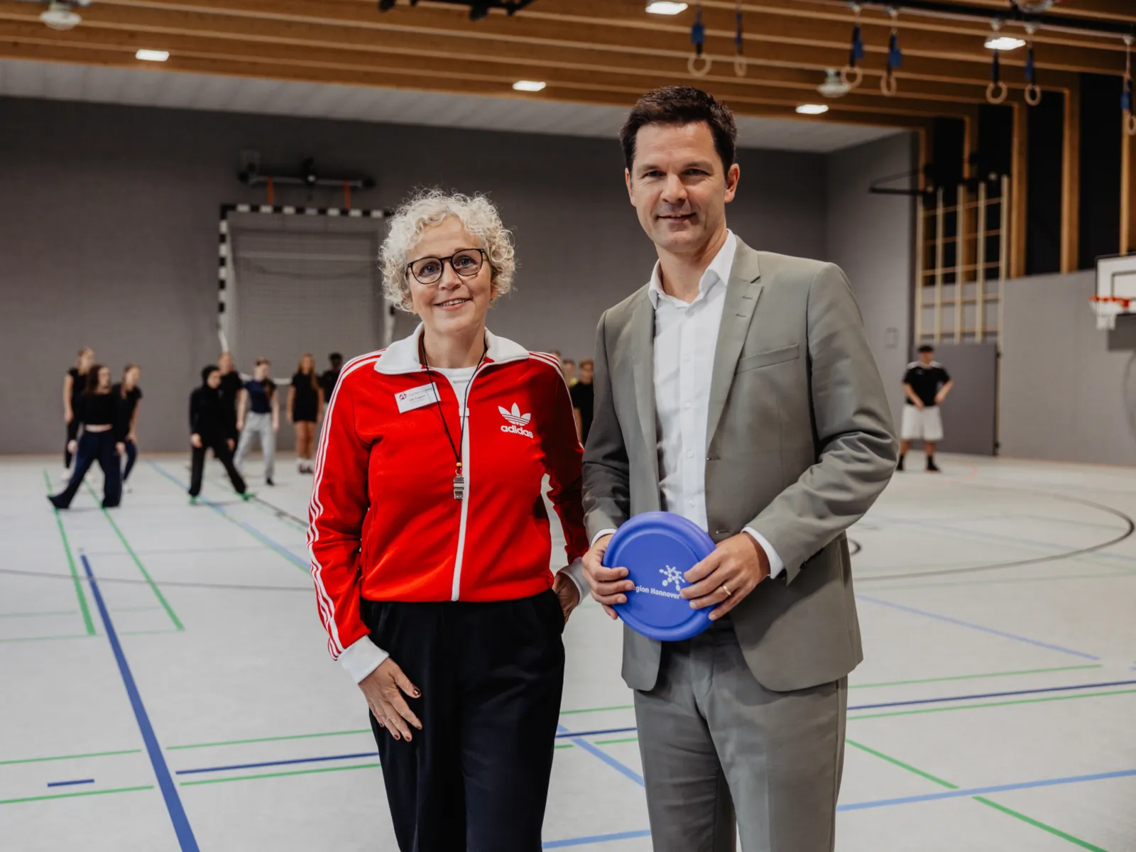 Zwei Menschen in der neuen Turnhalle der Alice Salomon Schule