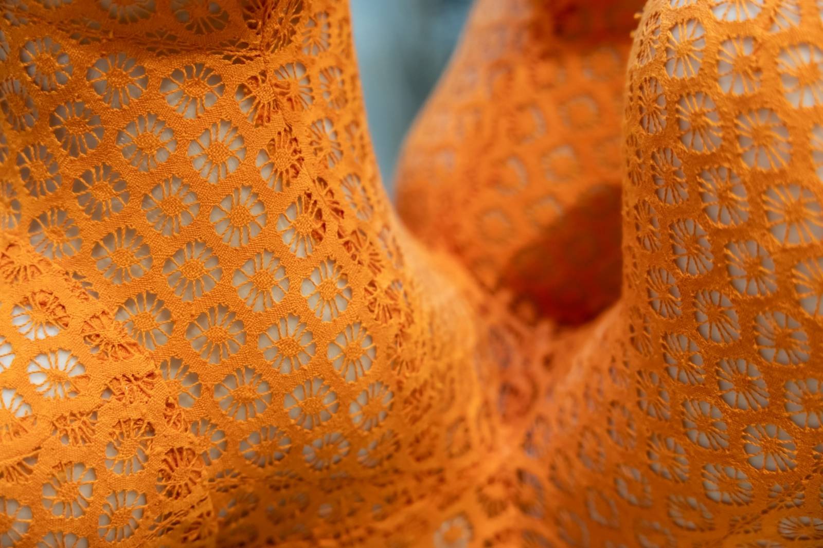 Zu sehen ist eine Arbeit von J&eacute;r&eacute;my Gob&eacute; in der Nahaufnahme: Eine Skulptur ist mit Orangefarbener Spitze &uuml;berzogen.