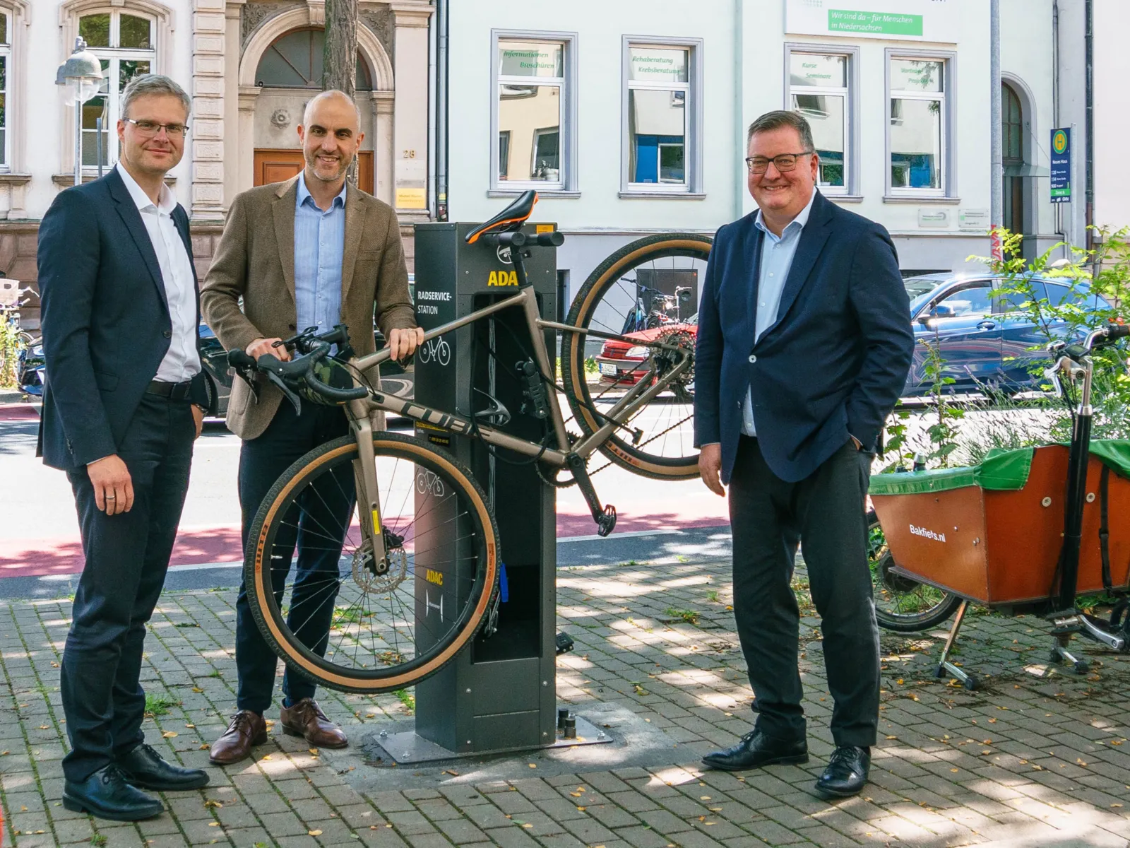 Drei Männer mit einem Fahrrad