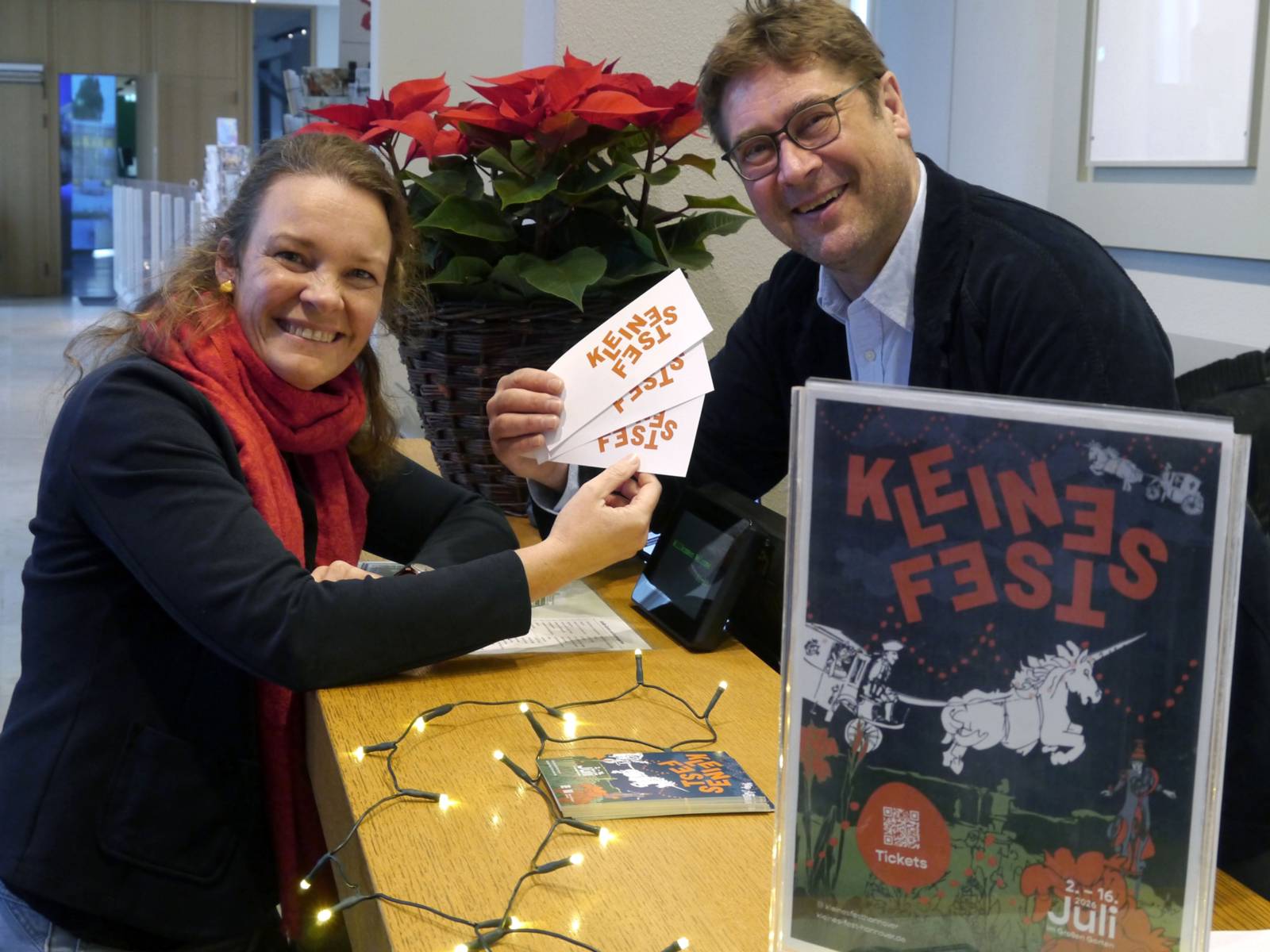 Bildungs- und Kulturdezernentin Eva Bender und DESiMO präsentieren das neue Plakatmotiv des Kleinen Festes.